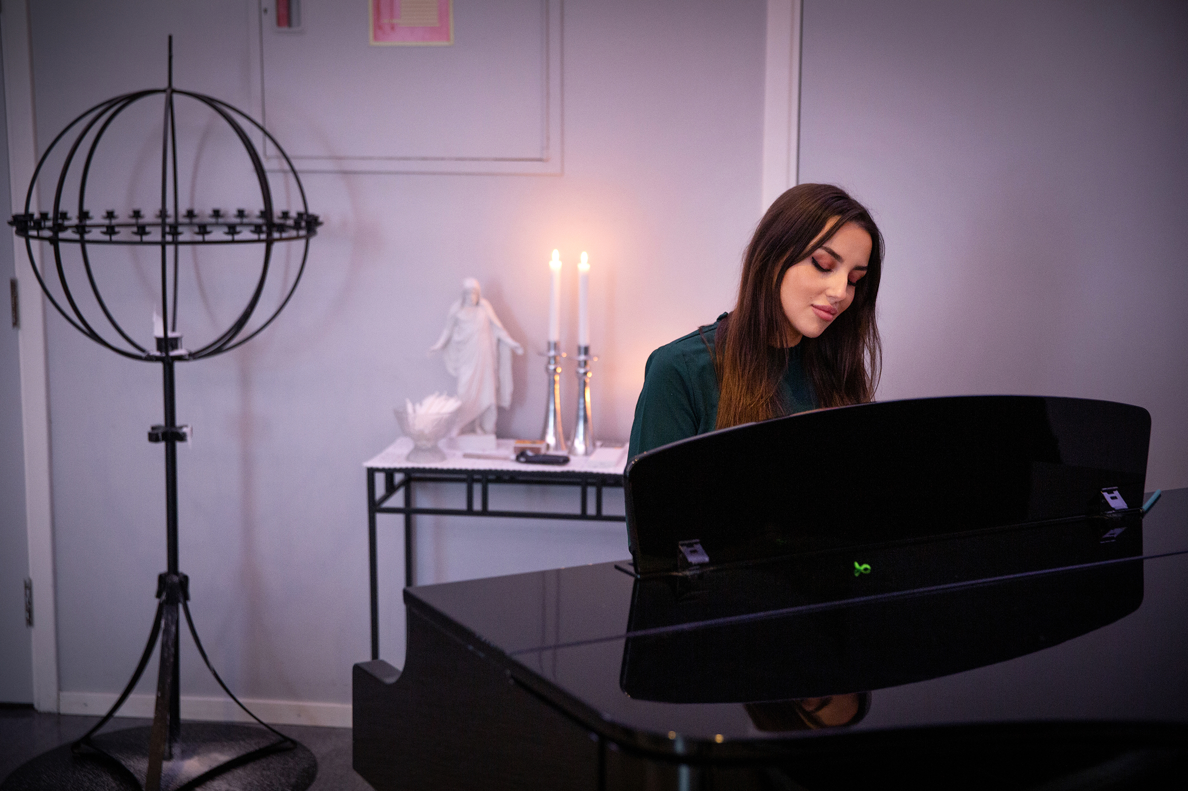 Anna-Safia sitter ved pianoet