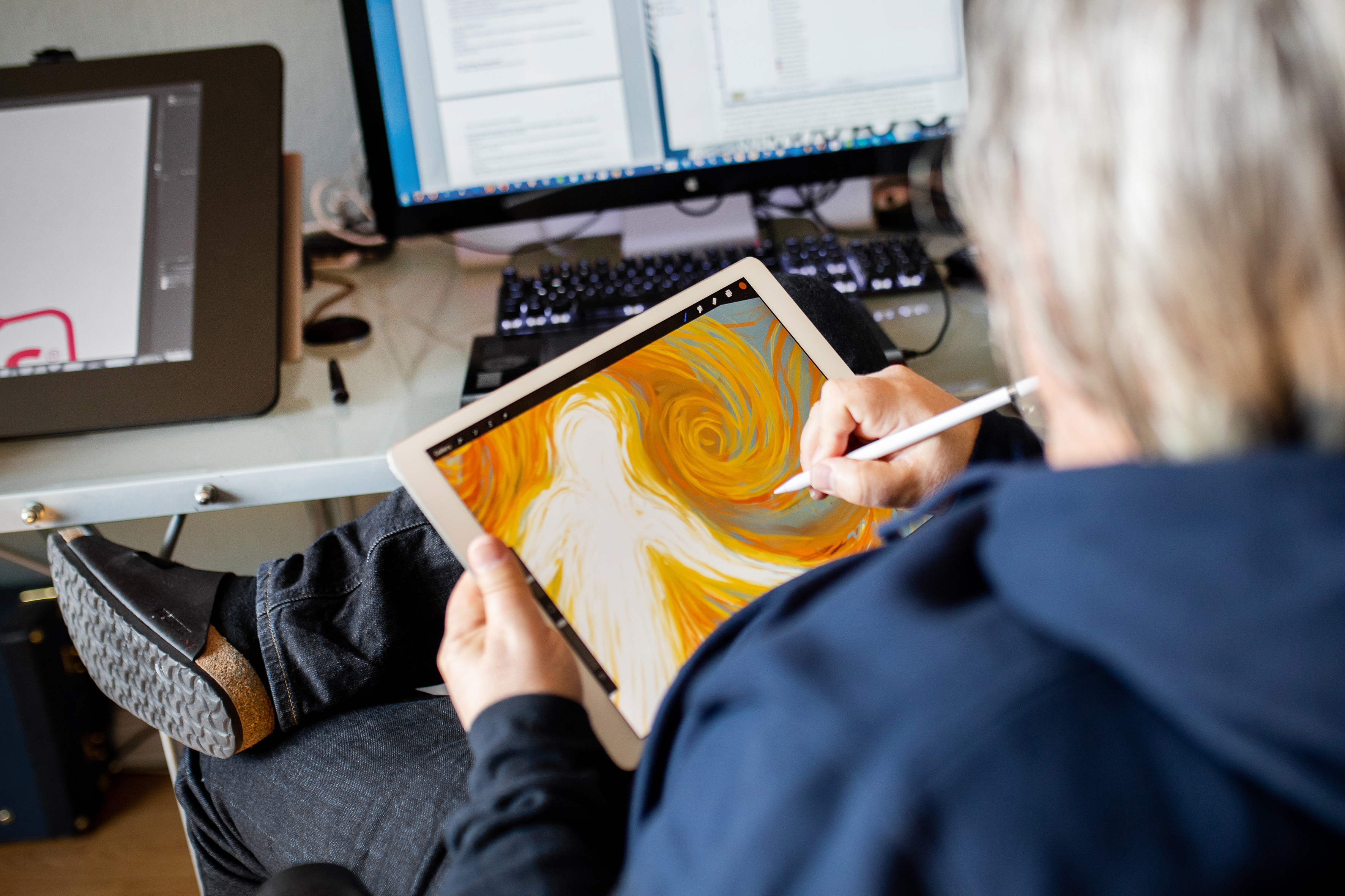 Arlid Særther er i gang med å tegne "Den Hellige Ånd" illustrasjonen til Krigsropet