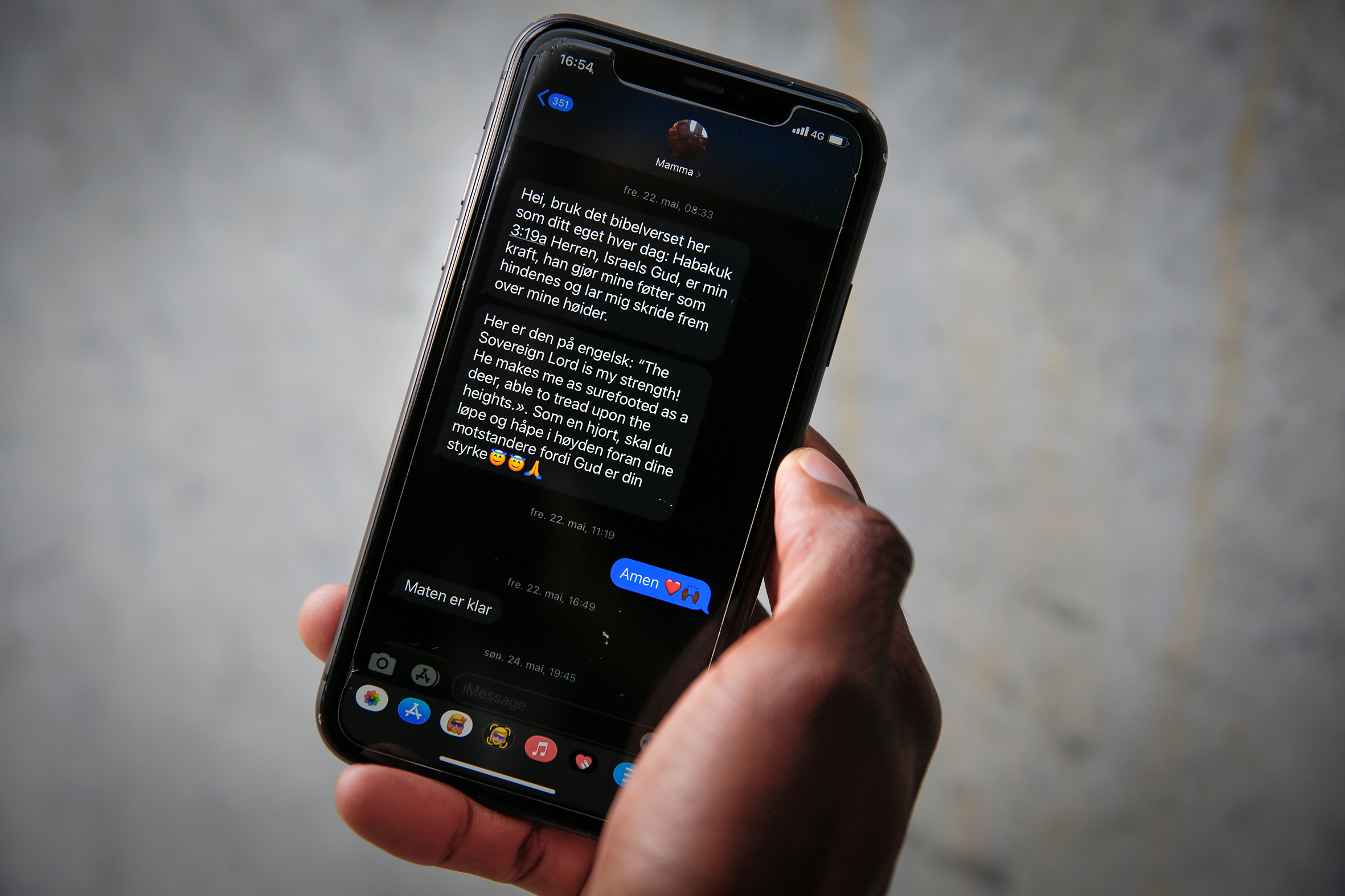 Det første bildet viser Bakenga foran et bilde av en fotballbane og teksten "stolte øyeblikk", det andre viser en hånd som holder en mobiltelefon med tekstmeldinger.