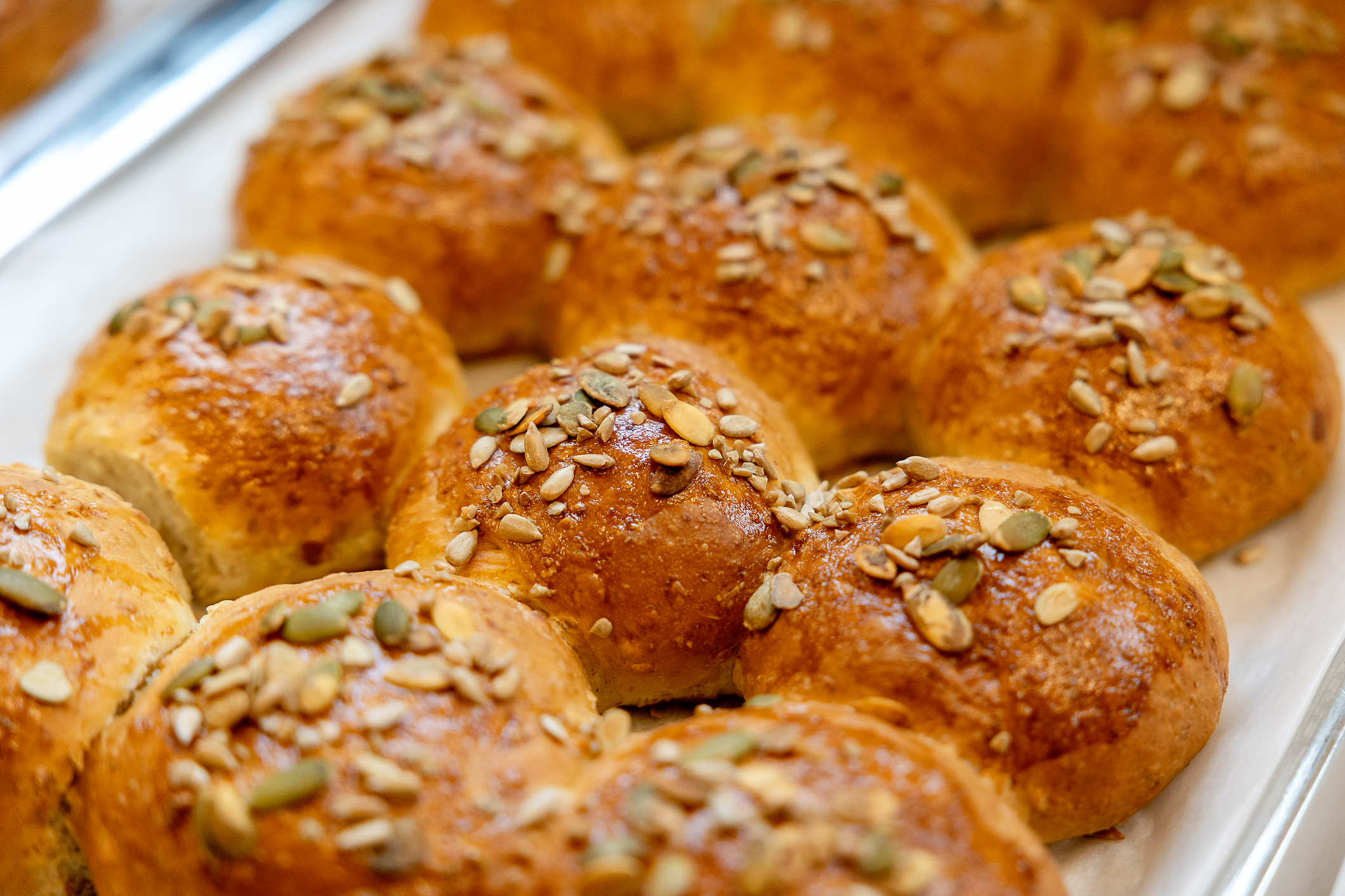 Nybakte rundstykker med solsikkefrø.