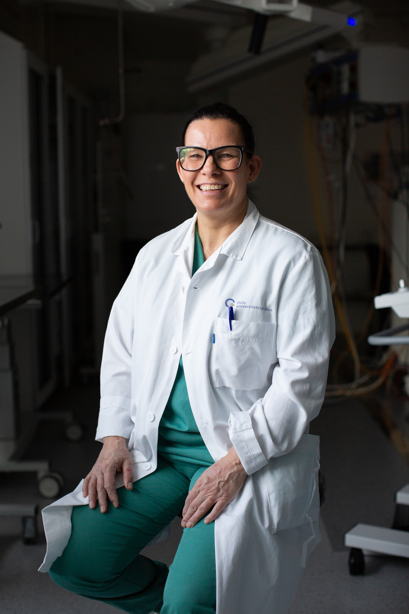 En smilende Beate Lindeberg i legefrakk