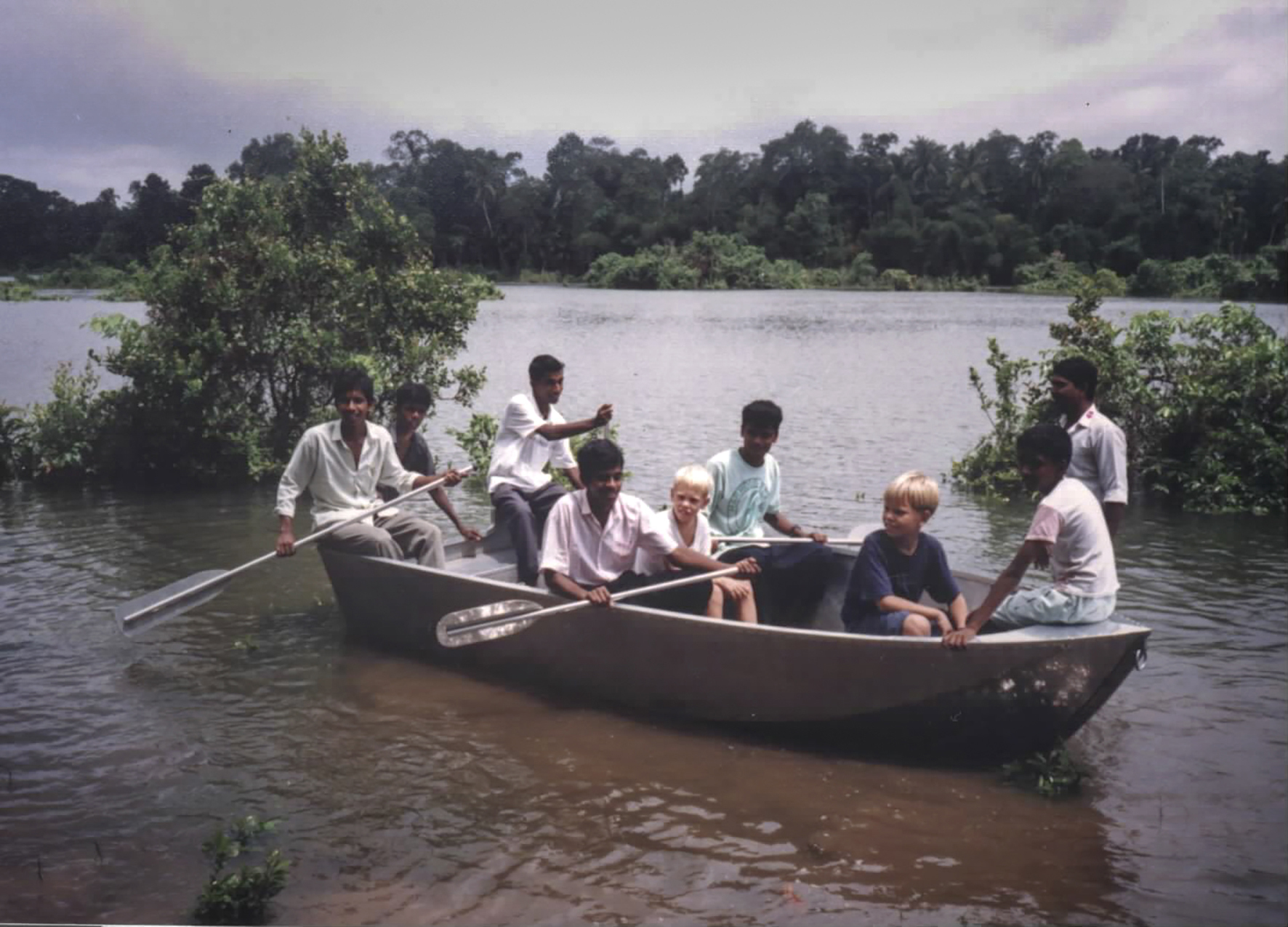 Benjamin med familien på Siri Lanka