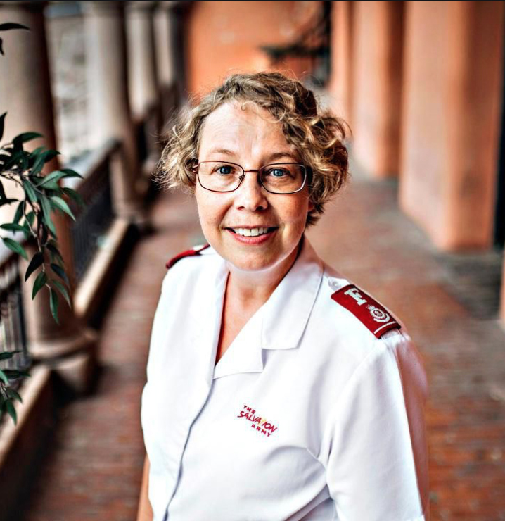 Bente Gundersen i hvit uniformsskjorte