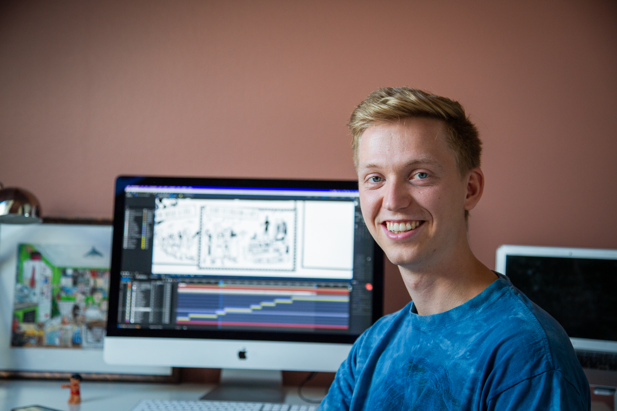 Ung mann sitter foran en dataskjerm