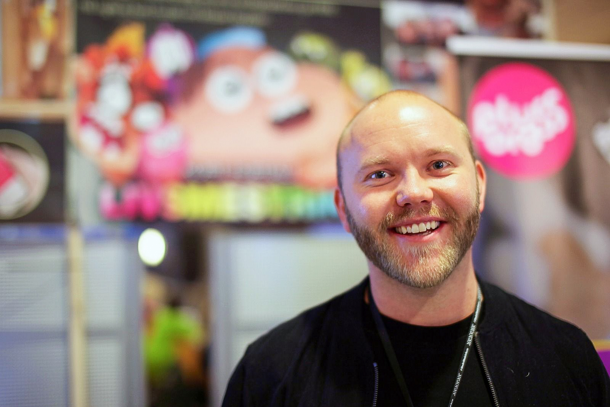 Mann smiler inn i kameraet