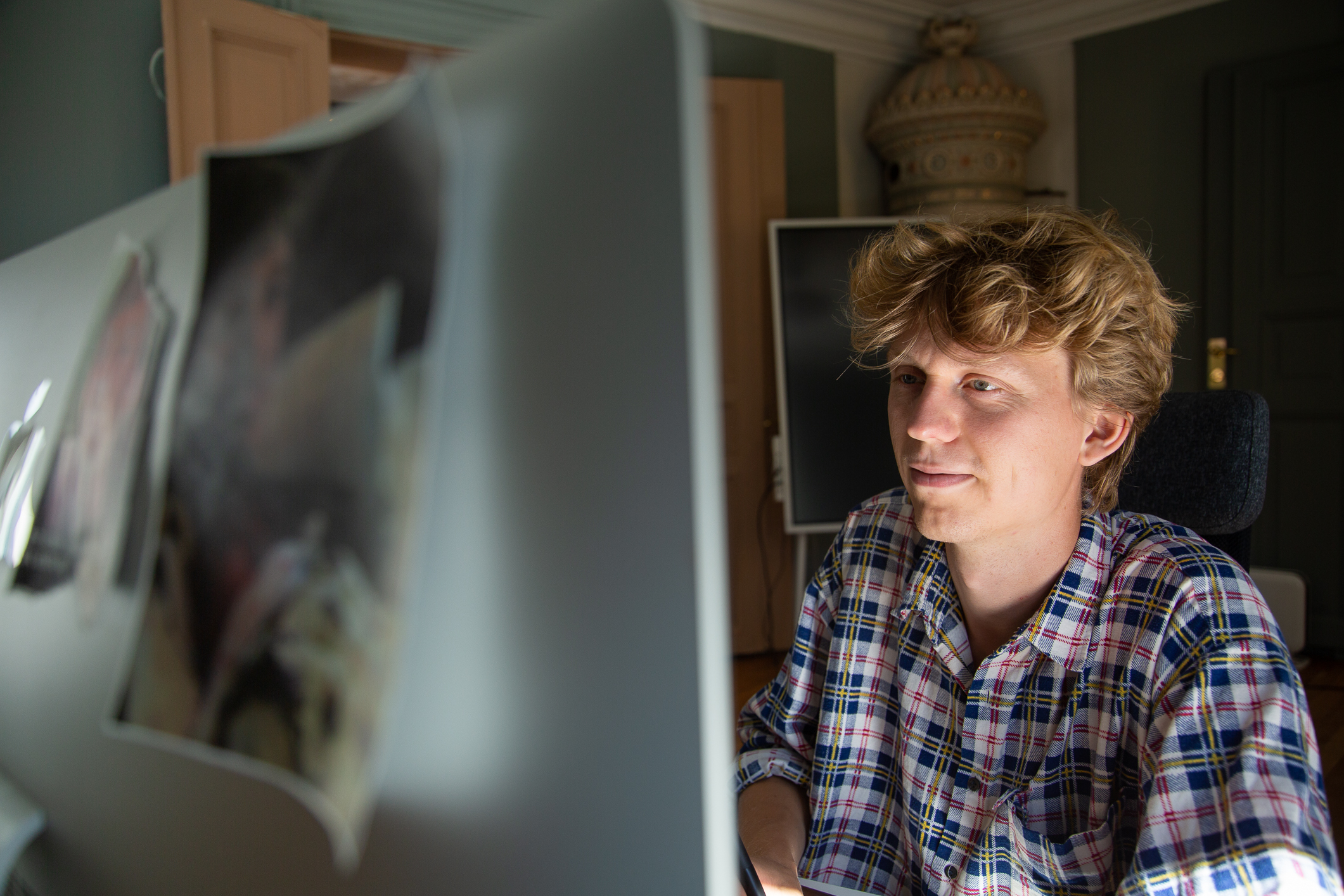 Ung mann ser inn i en dataskjerm