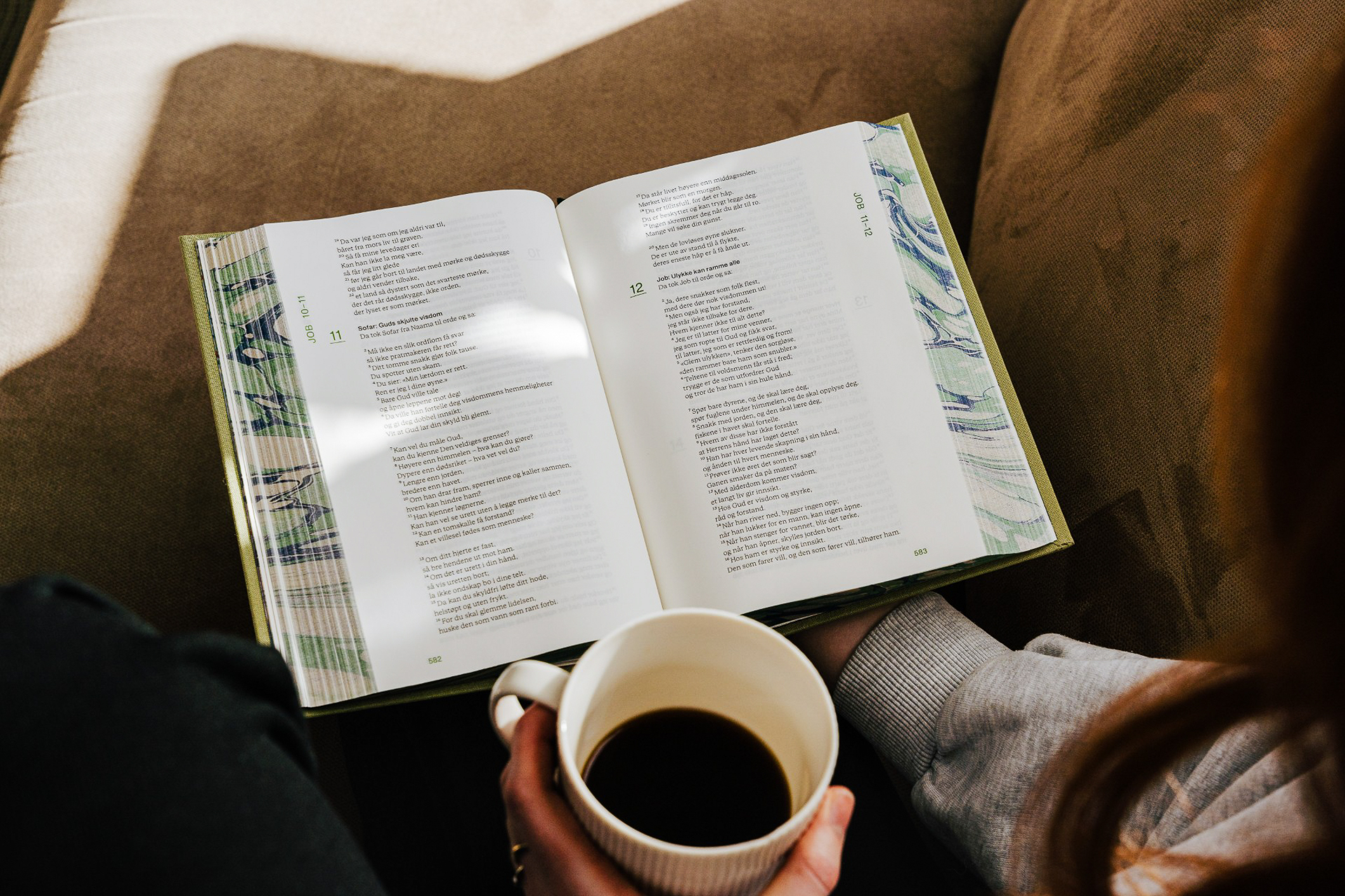 Oppslått bibel og kaffekopp