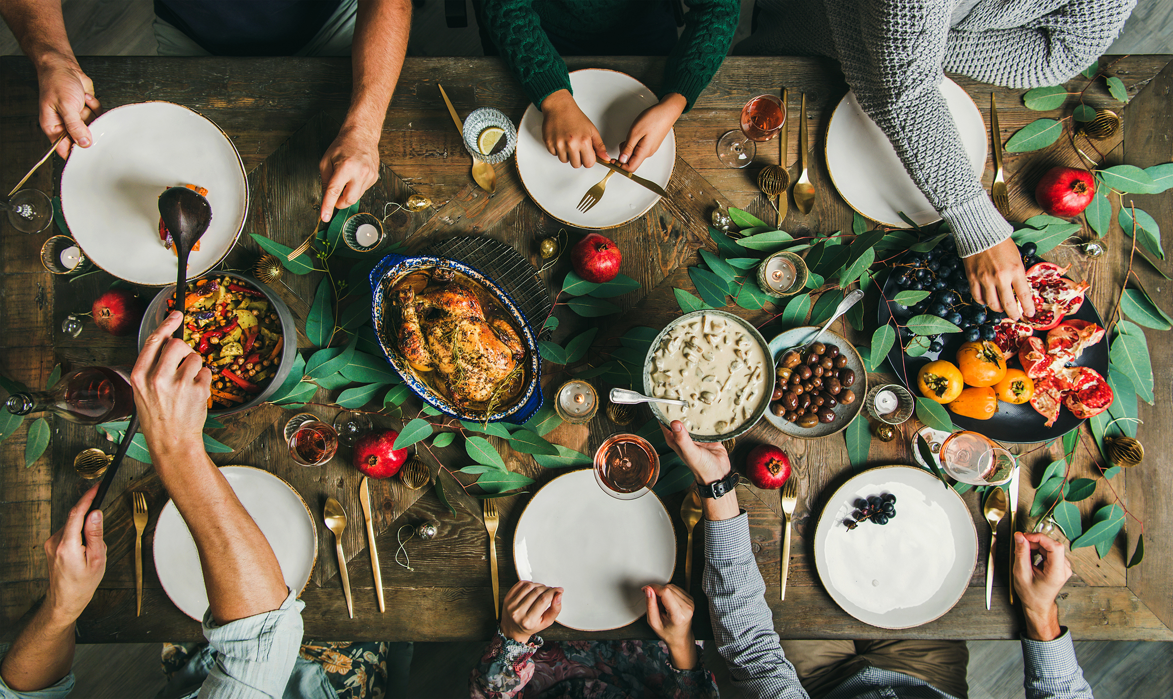 Et bord med mange matretter, pent dandert