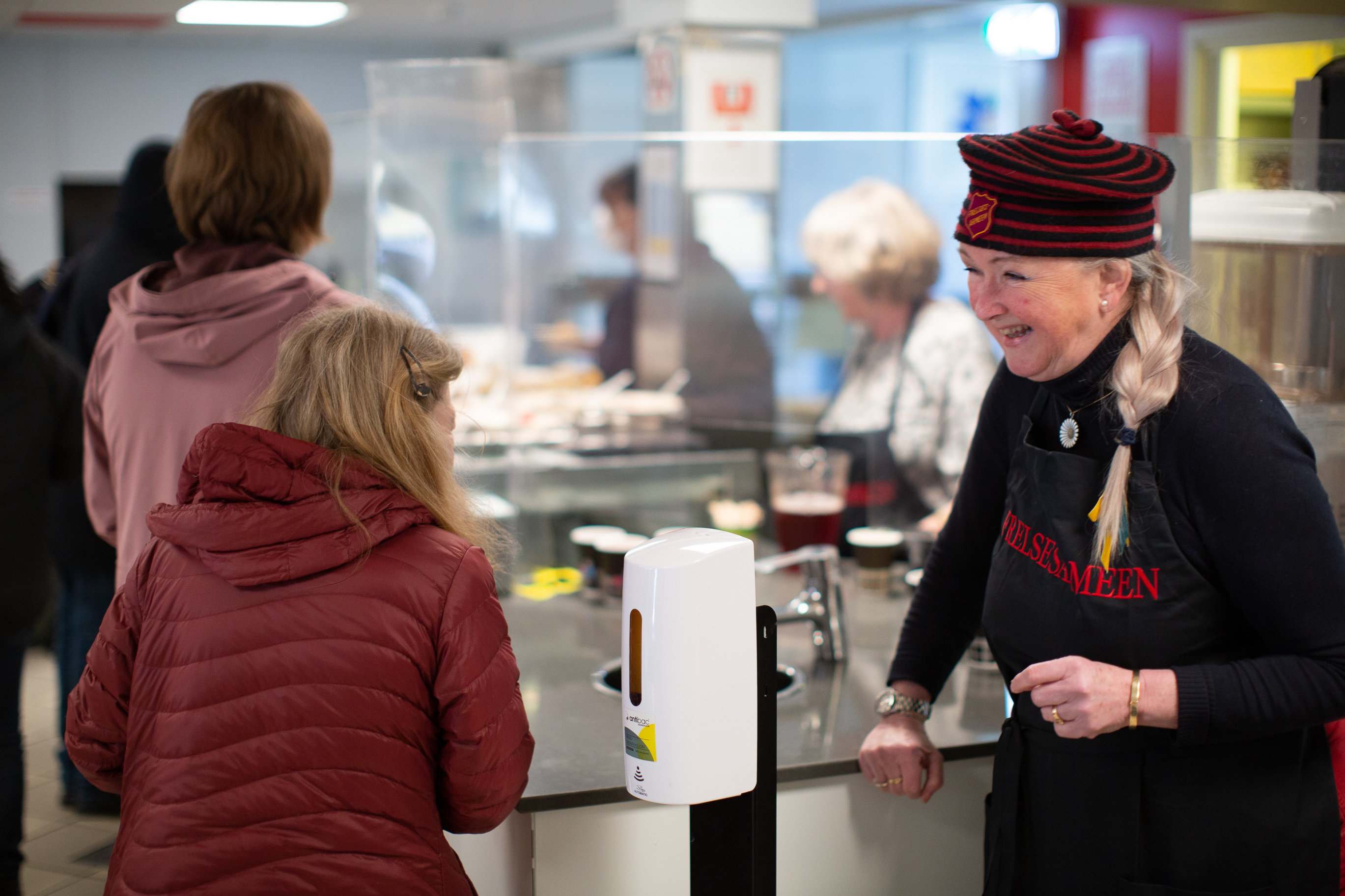 Maj Britt sammen med noen av brukerne på Fyrlyset