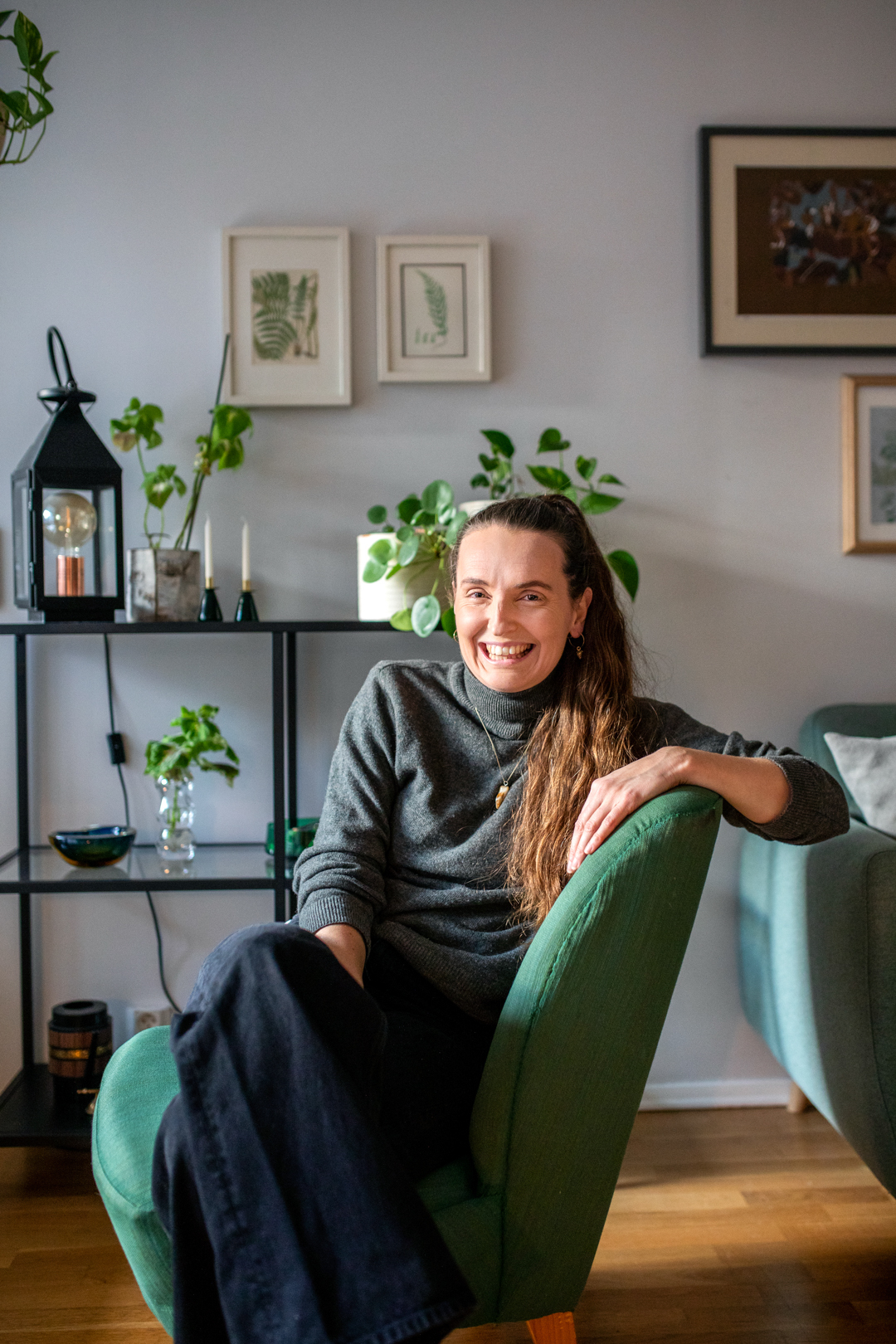 Birgitte Glette, butikksjef i Fretex Arkivet sitter i en grønn lenestol, kjøpt brukt selvfølgelig.