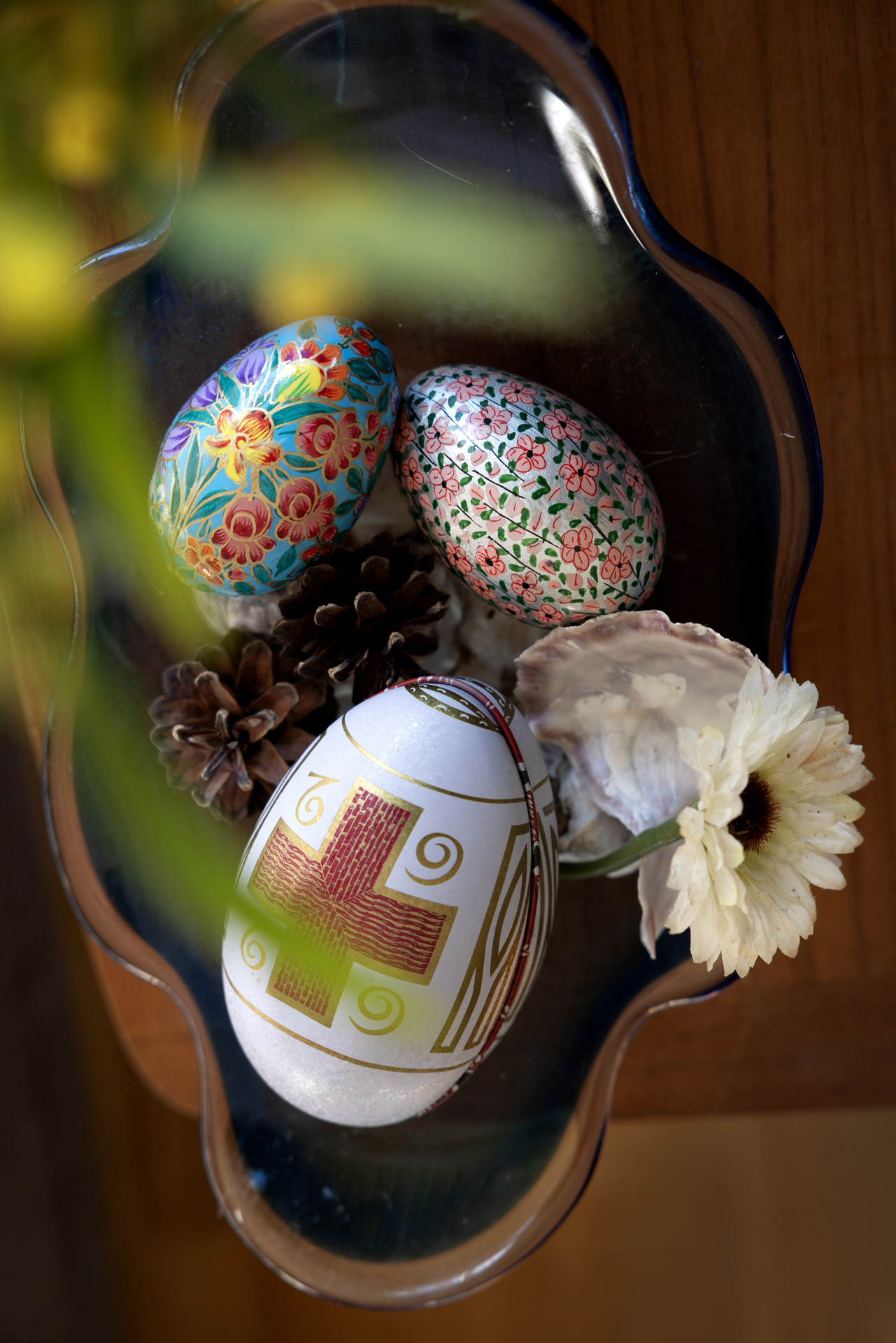 Foto: Av en skål med tre påskeegg med både kors og blomster sammen med en et par kongler.