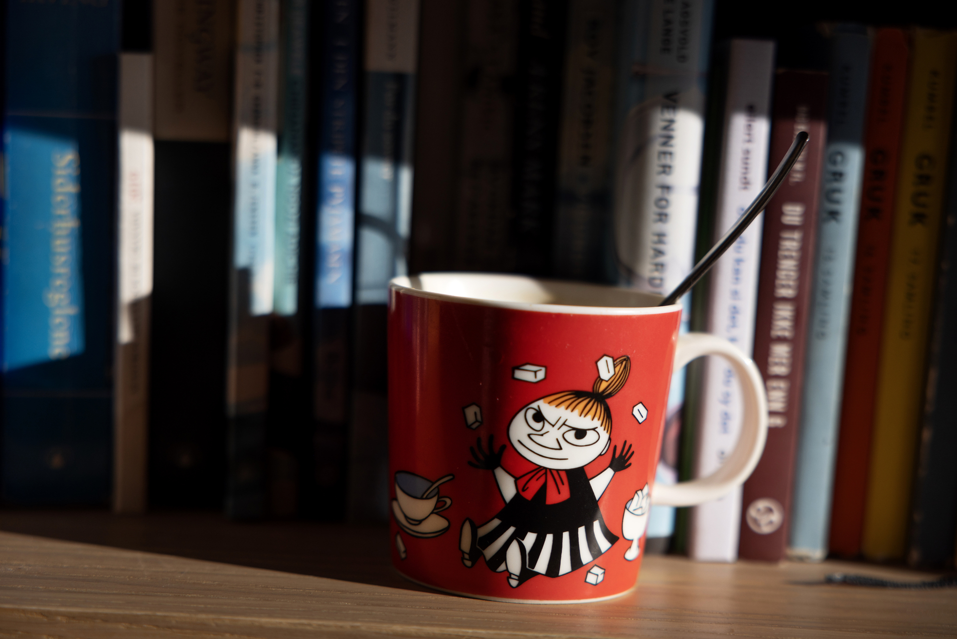 Foto: Nærbilde av tekopp med Lille My. Den står oppi bokhylla.