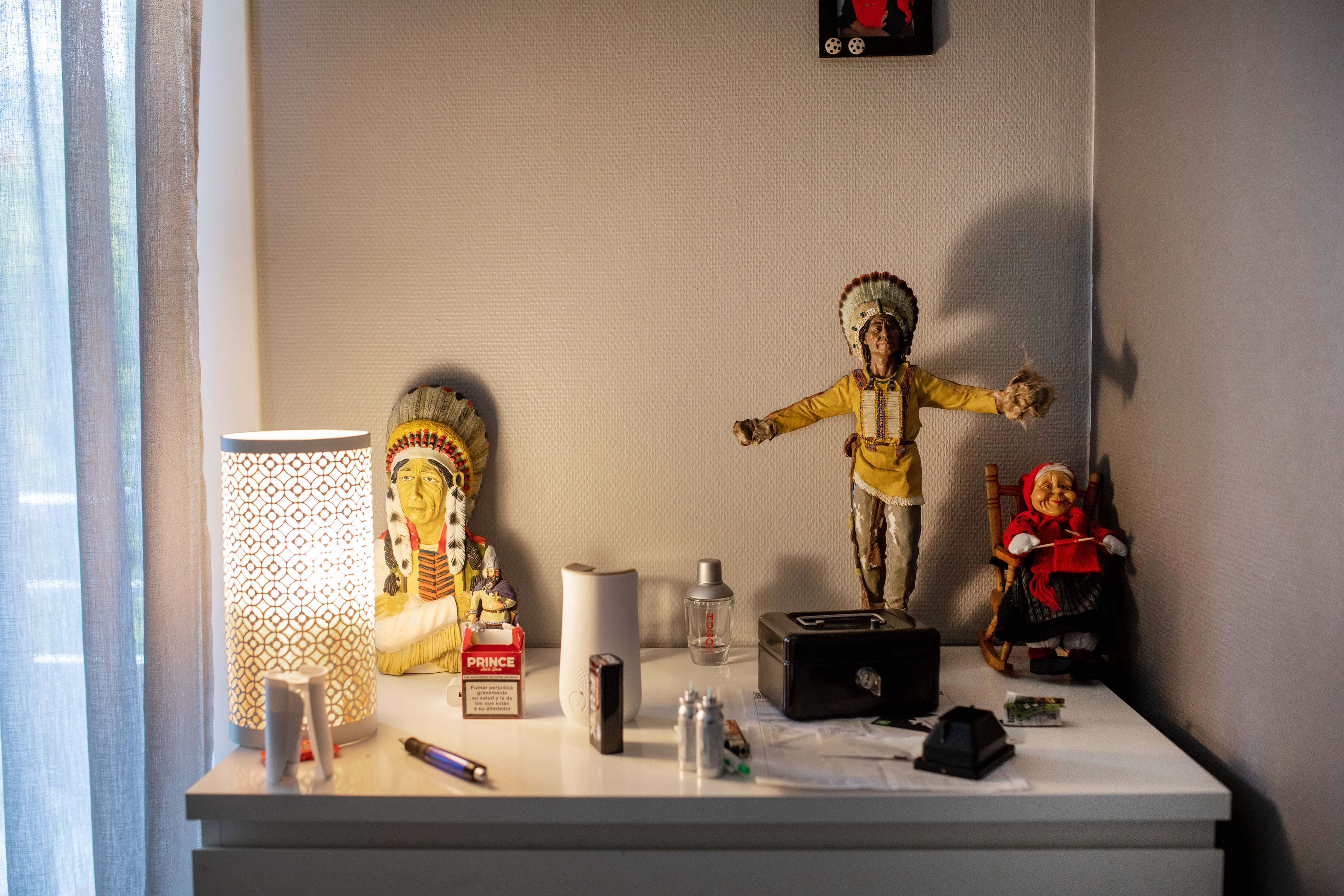 Bildet av et nattbord med personlige ting fra en av beboerne på Bosatt