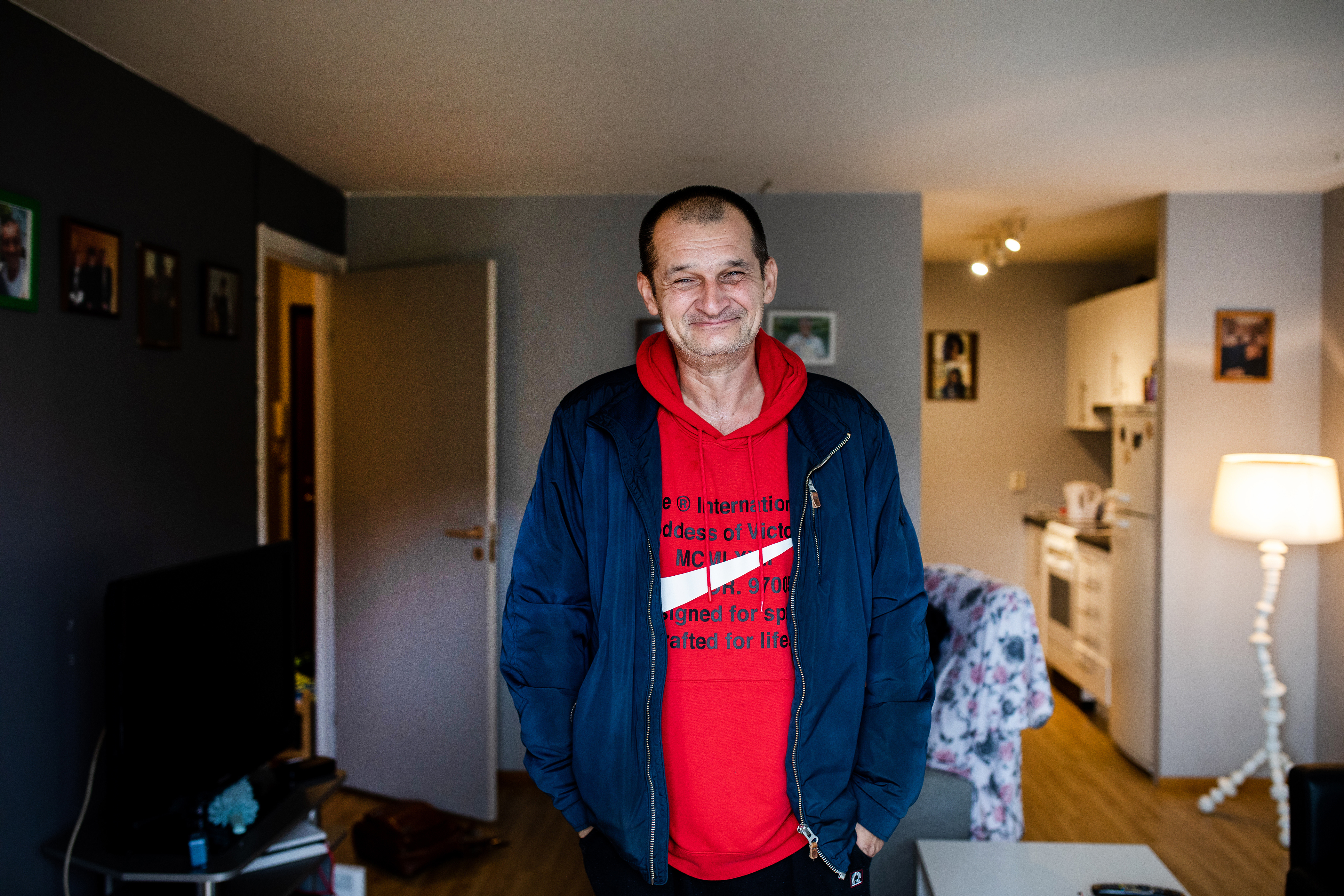 Boris i rød genser og blå jakke i sin leilighet på Bosatt