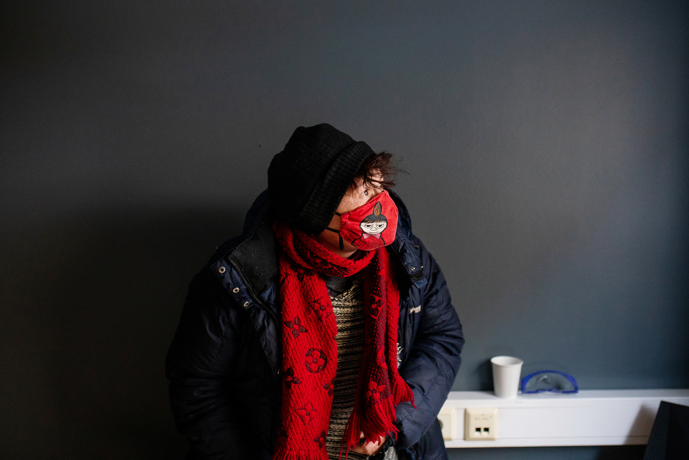 Heidi sitter med munnbind med bilde av Lille My på, som hun fikk av Grete p Feltpleien