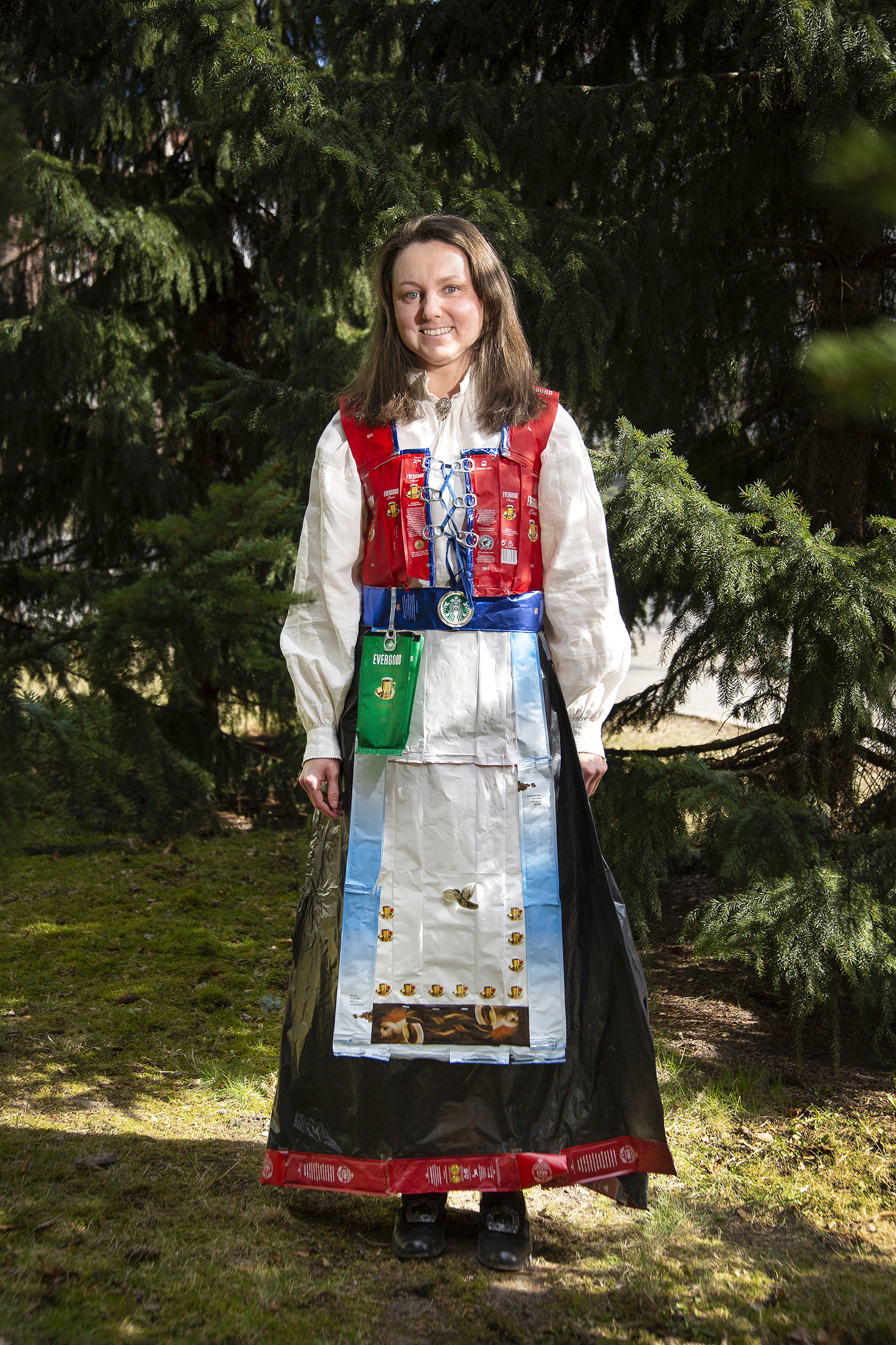 Victoria i gjenbruksbunaden hun har laget av brukte kaffeposer.