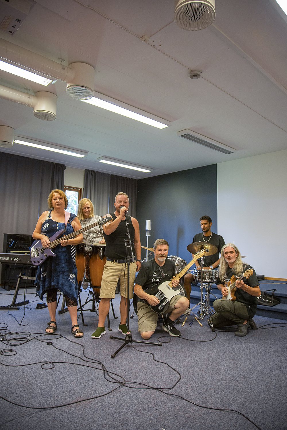 Mann synger i mikrofon