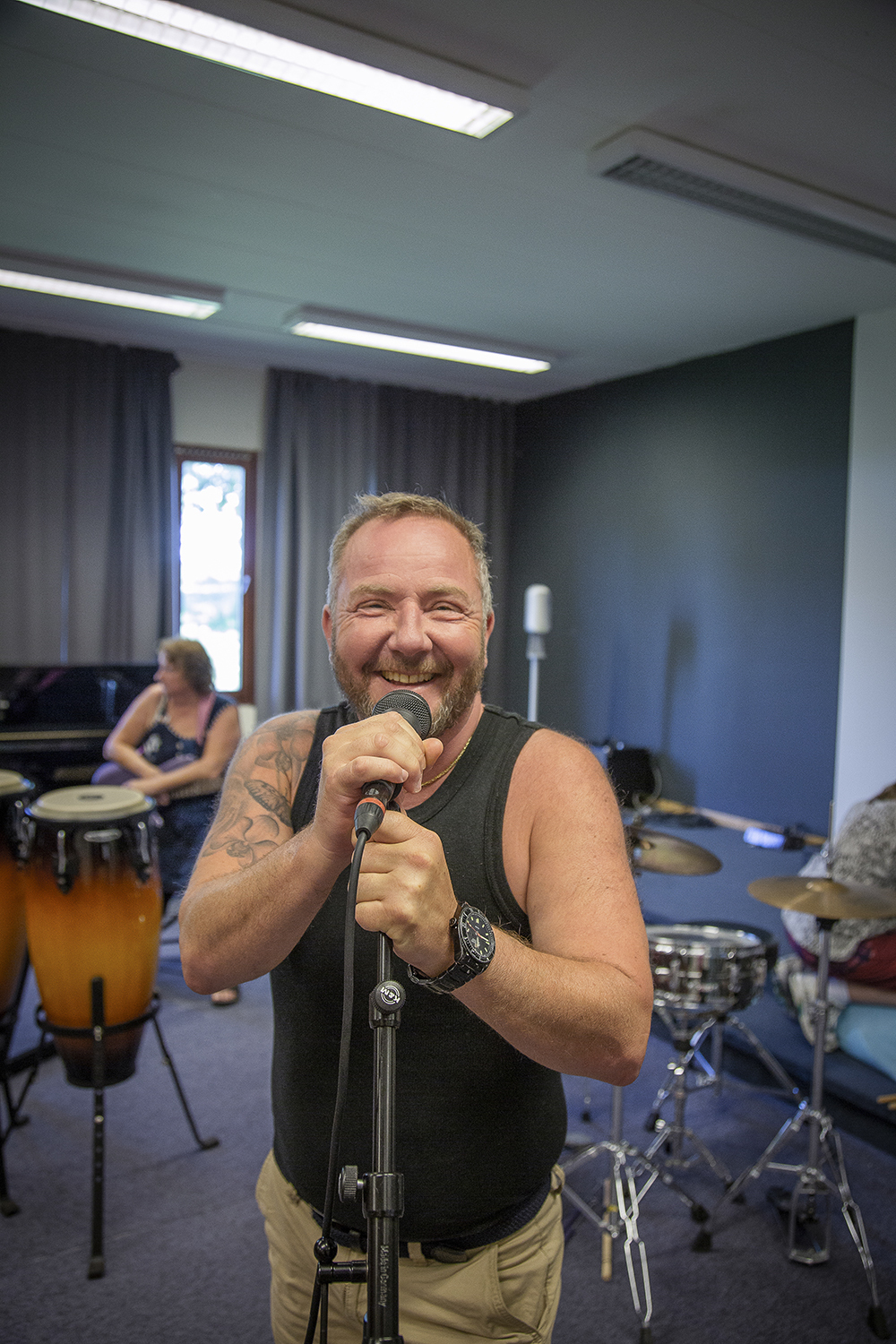 Mann synger i mikrofon