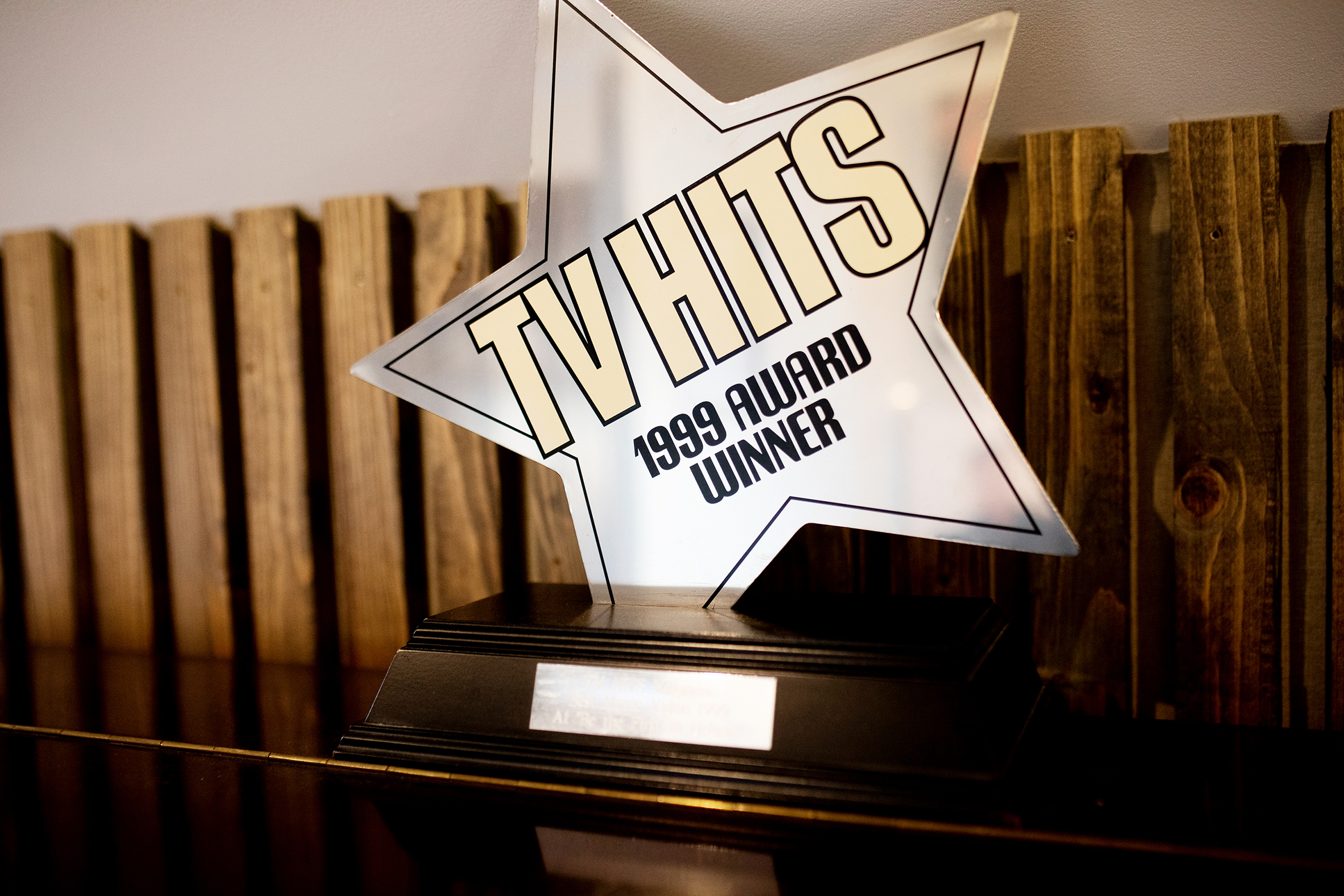 Bilde av plaketter og priser som A1 og Christian Ingebrigtsen har vunnet.