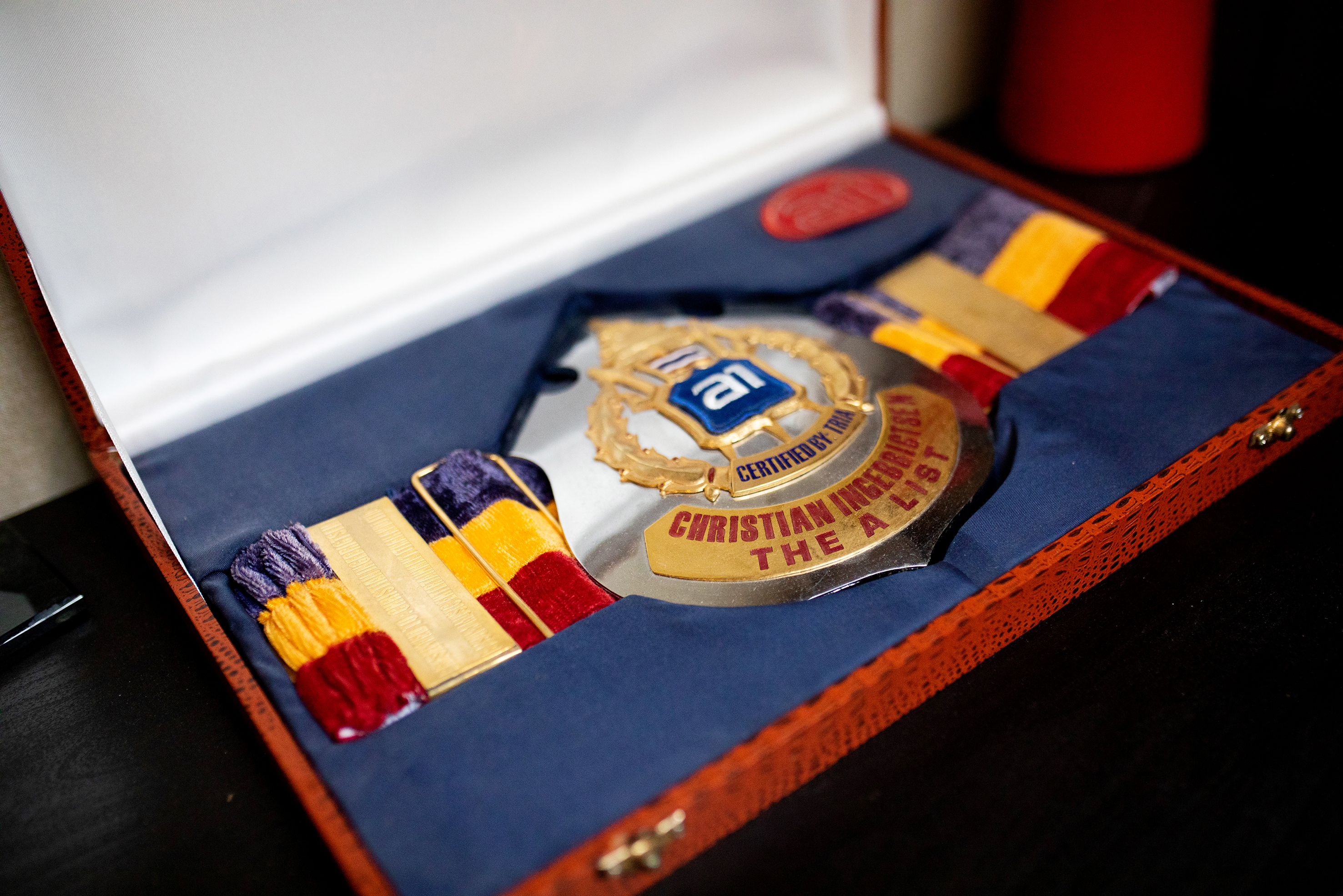 Bilde av plaketter og priser som A1 og Christian Ingebrigtsen har vunnet.