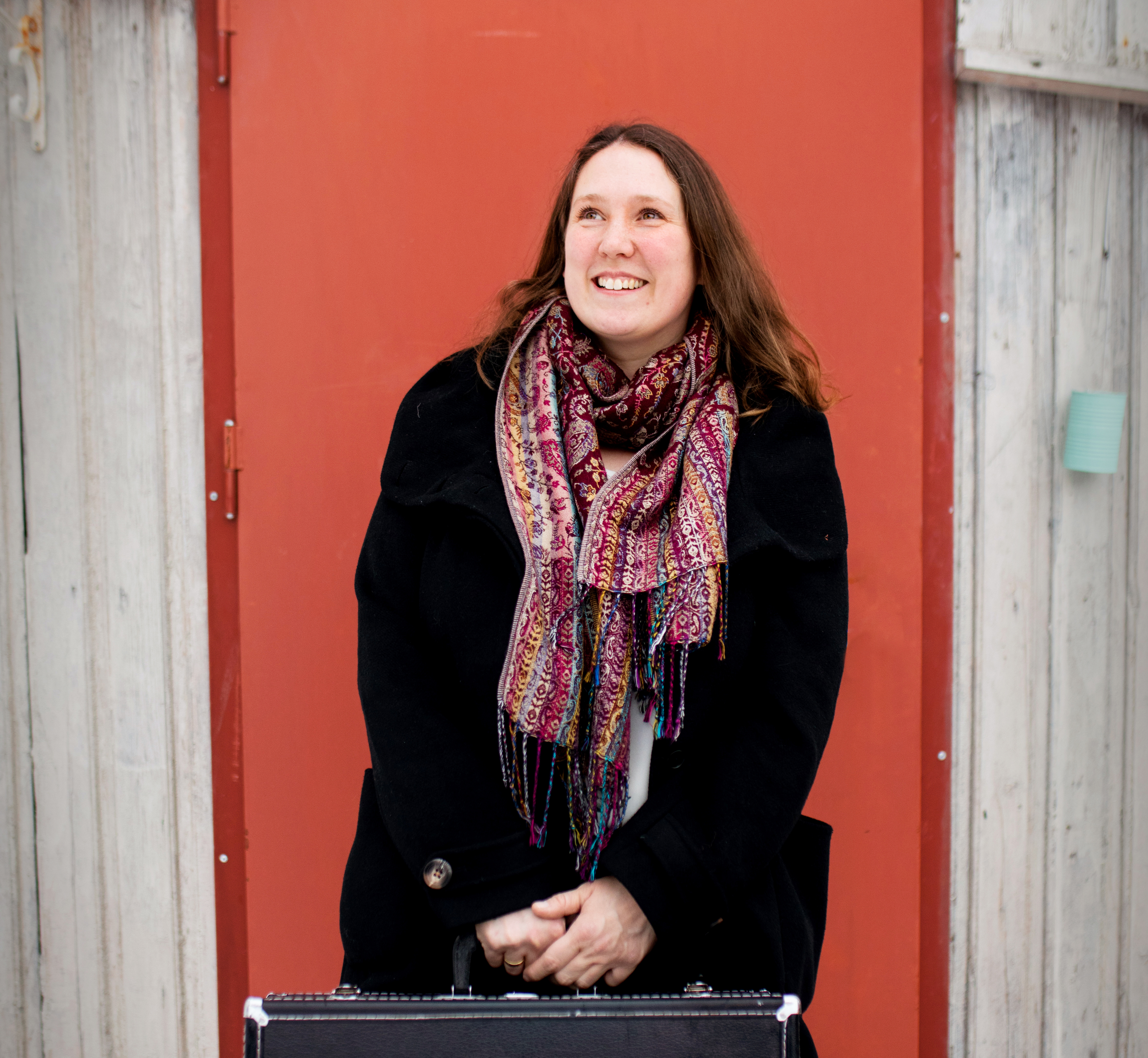 Cristine står foran en rød dør