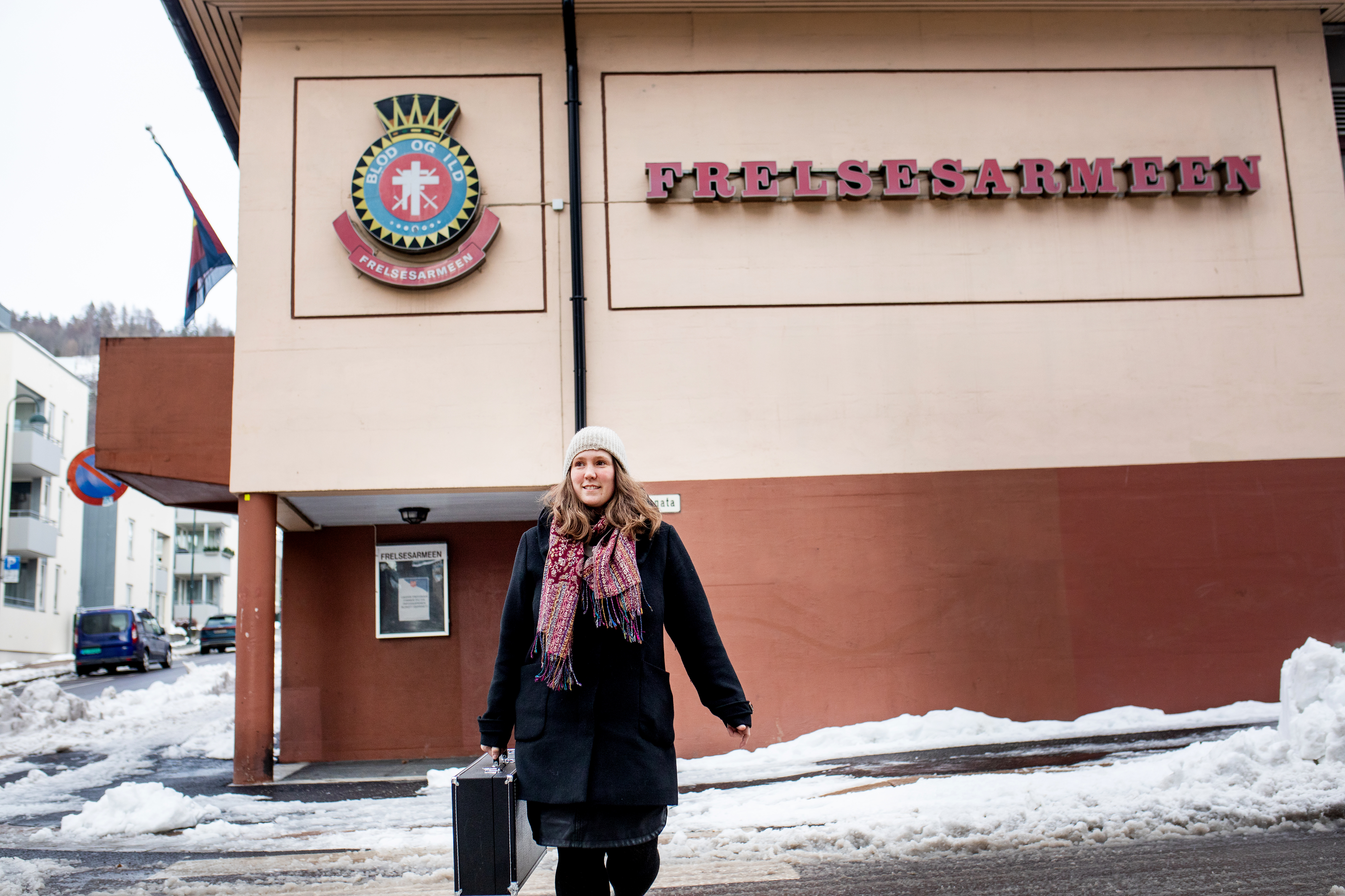 Christine står foran Frelsesarmeen i Drammen