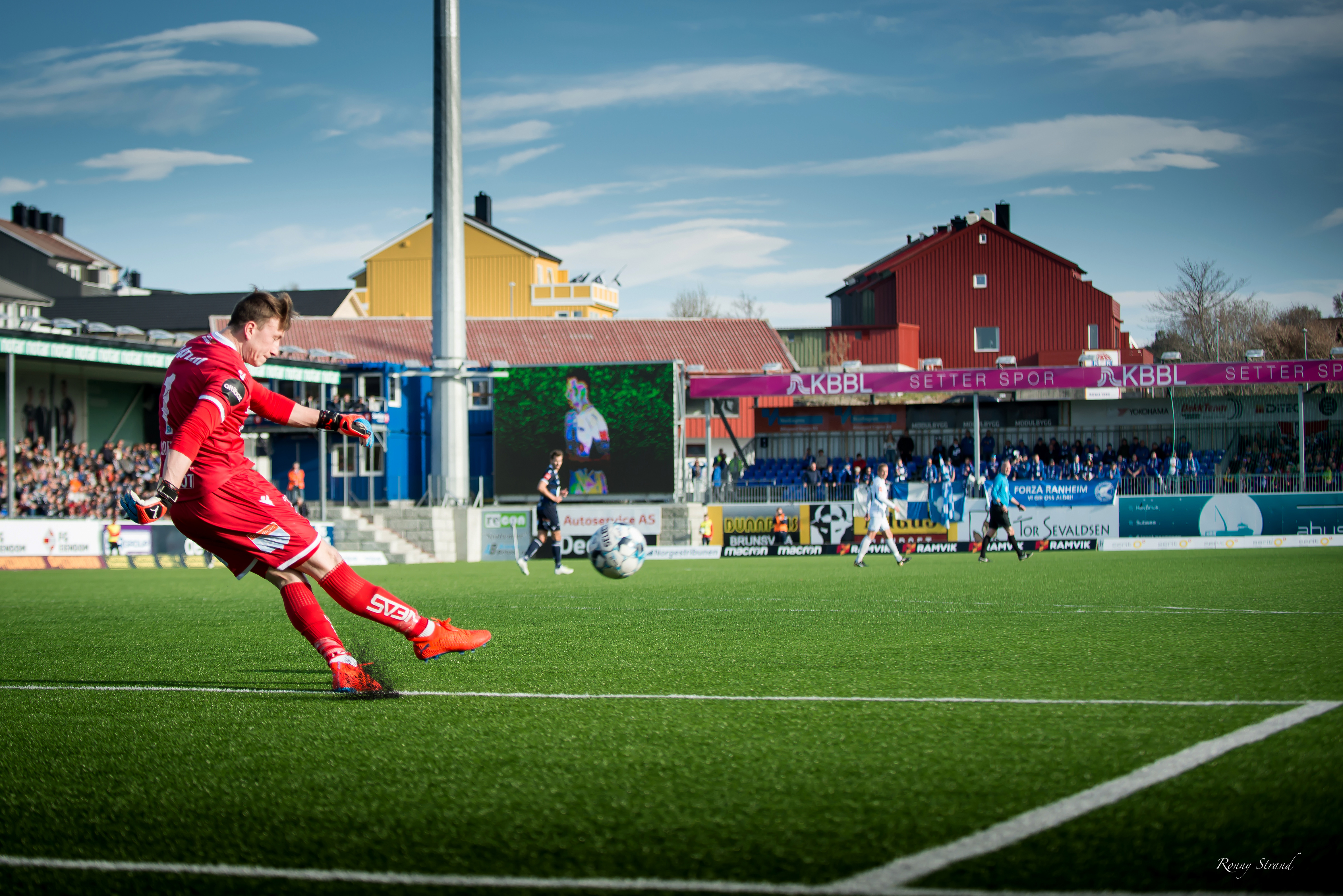 Sean McDermott Målvakt for Kristiansund Ballklubb under kamp på fotballbanen