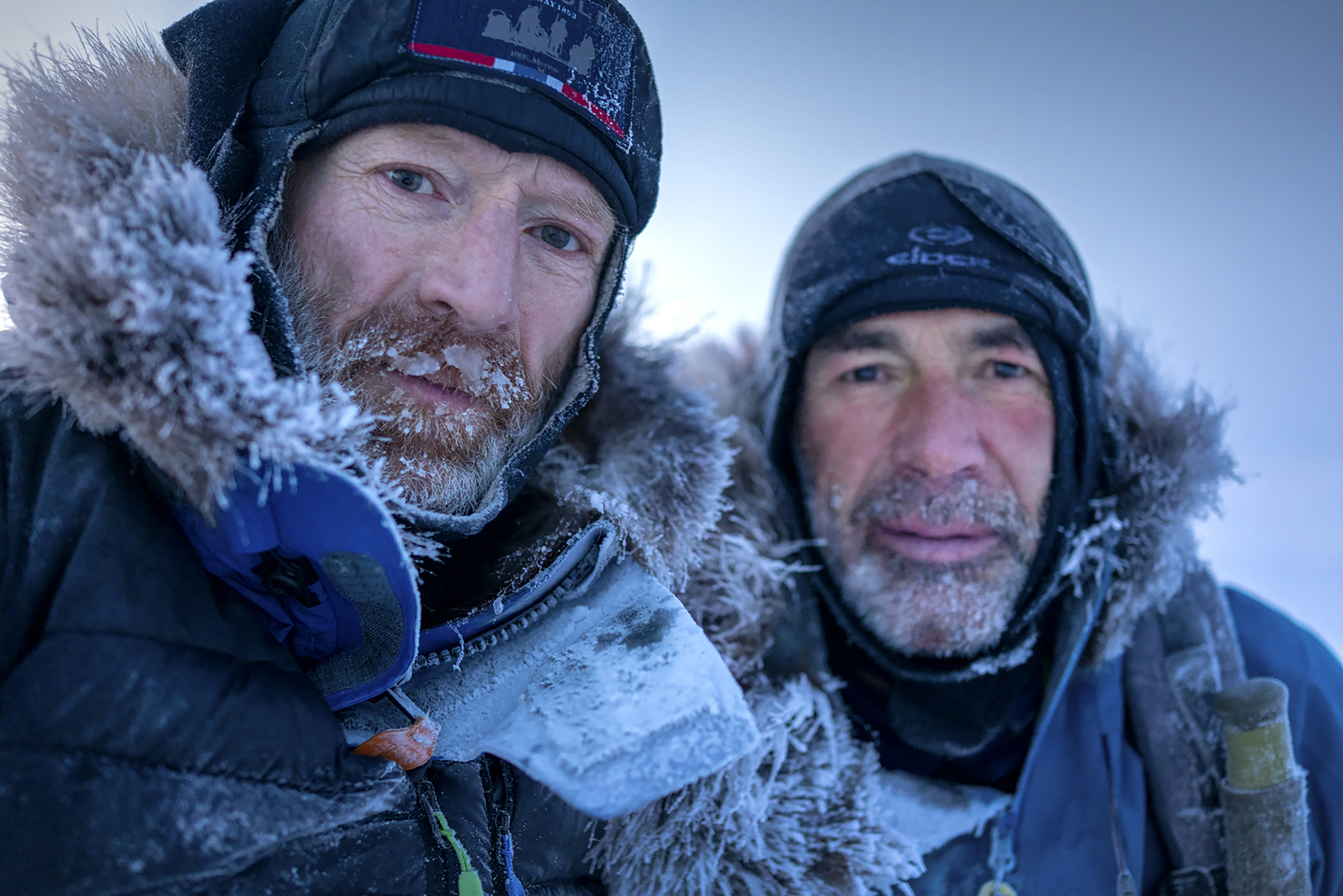 Det første bildet viser Mike Horn og Børge Ousland som ser i kamera. Det andre viser Børge Ousland på ski på Nordpolen i solnedgang.
