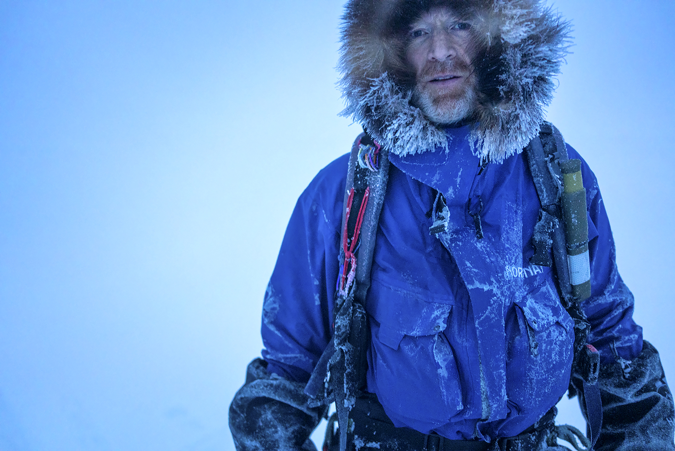 Bildet er et nærbilde av Børge Ousland ute om vinteren.