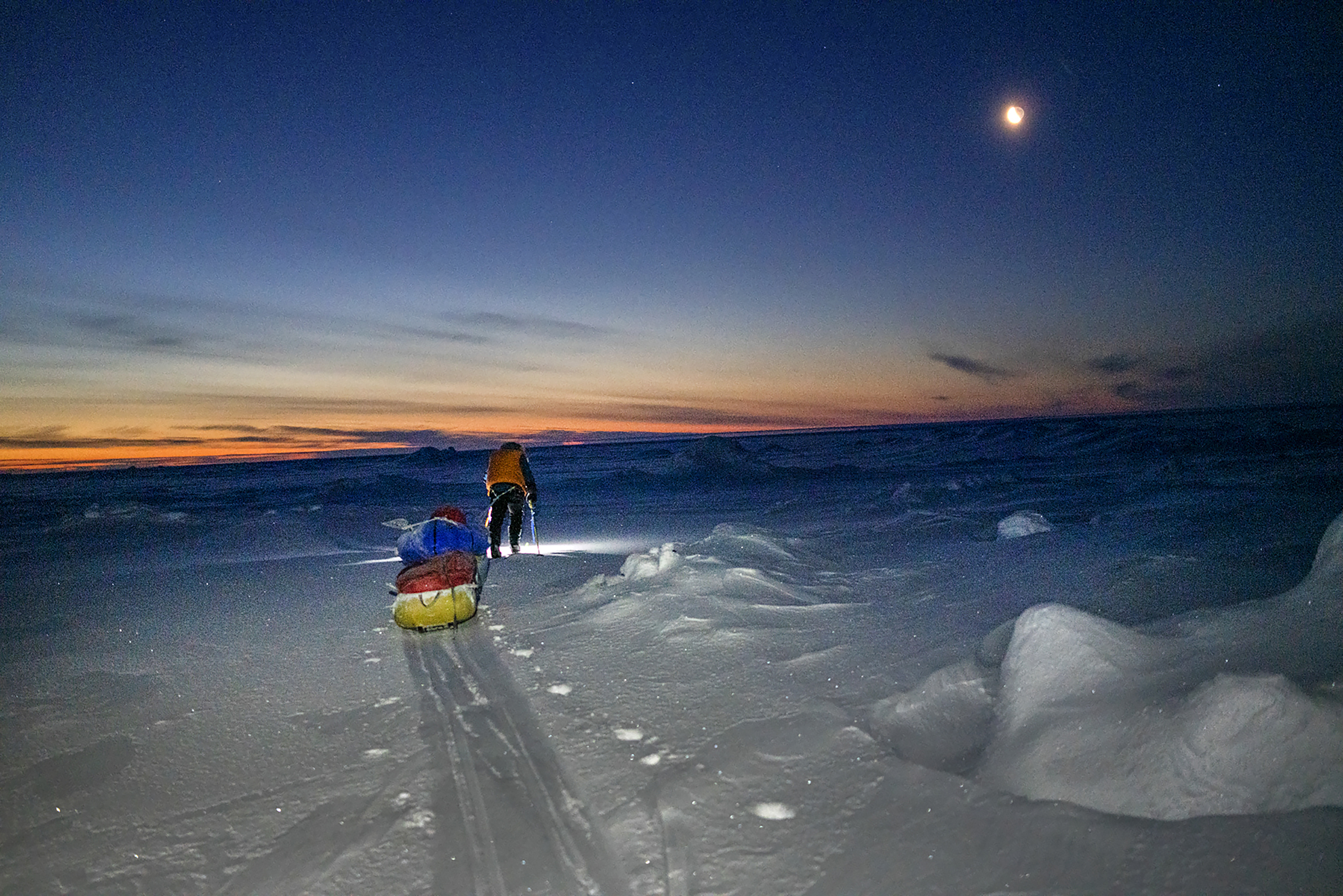 Det første bildet viser Mike Horn og Børge Ousland som ser i kamera. Det andre viser Børge Ousland på ski på Nordpolen i solnedgang.