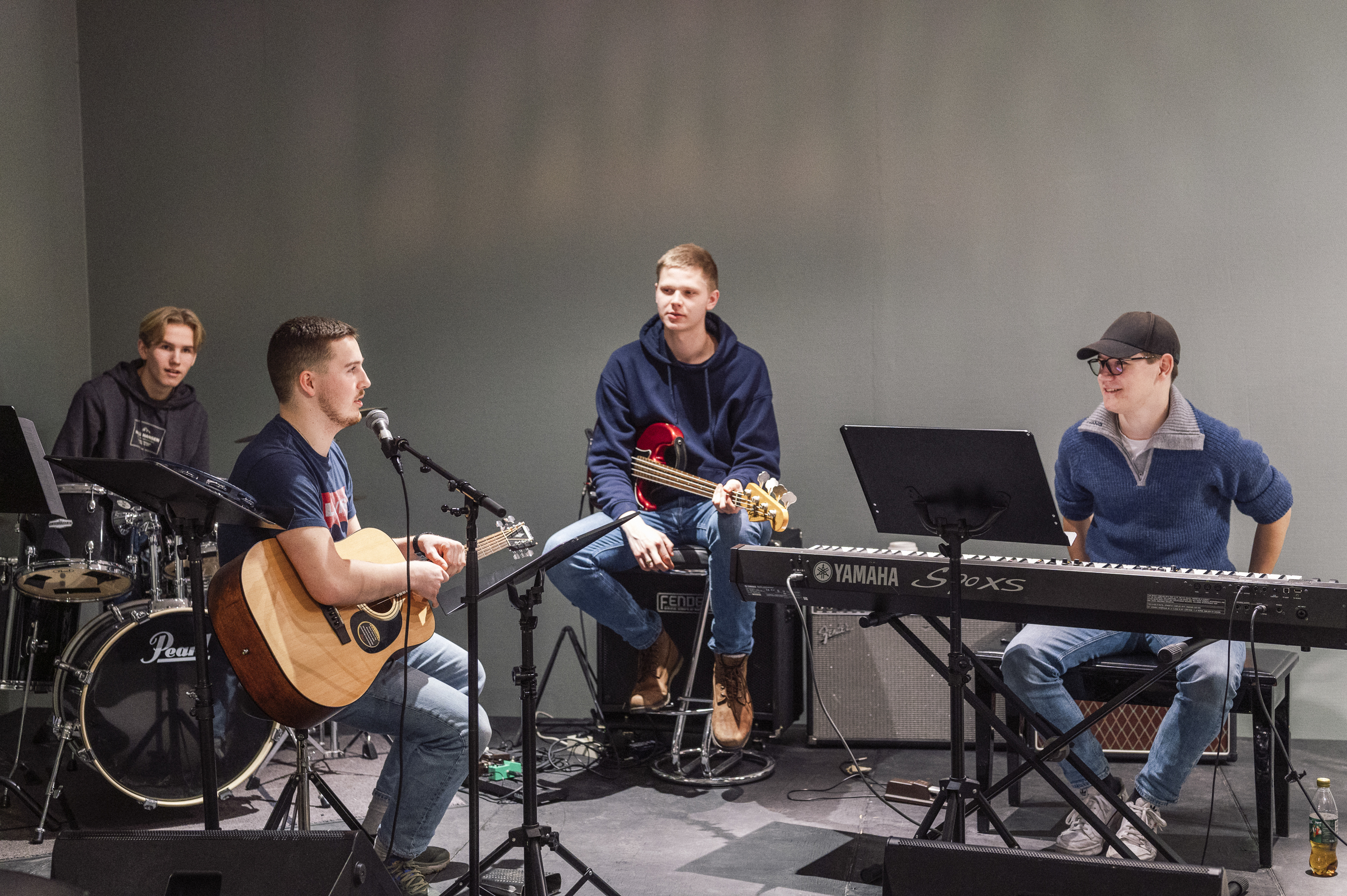 Fem unge gutter med hvert sitt instrument, gitar, bass, keyboard og trommer, spiller sammen på Frelsesarmeen Stavanger.
