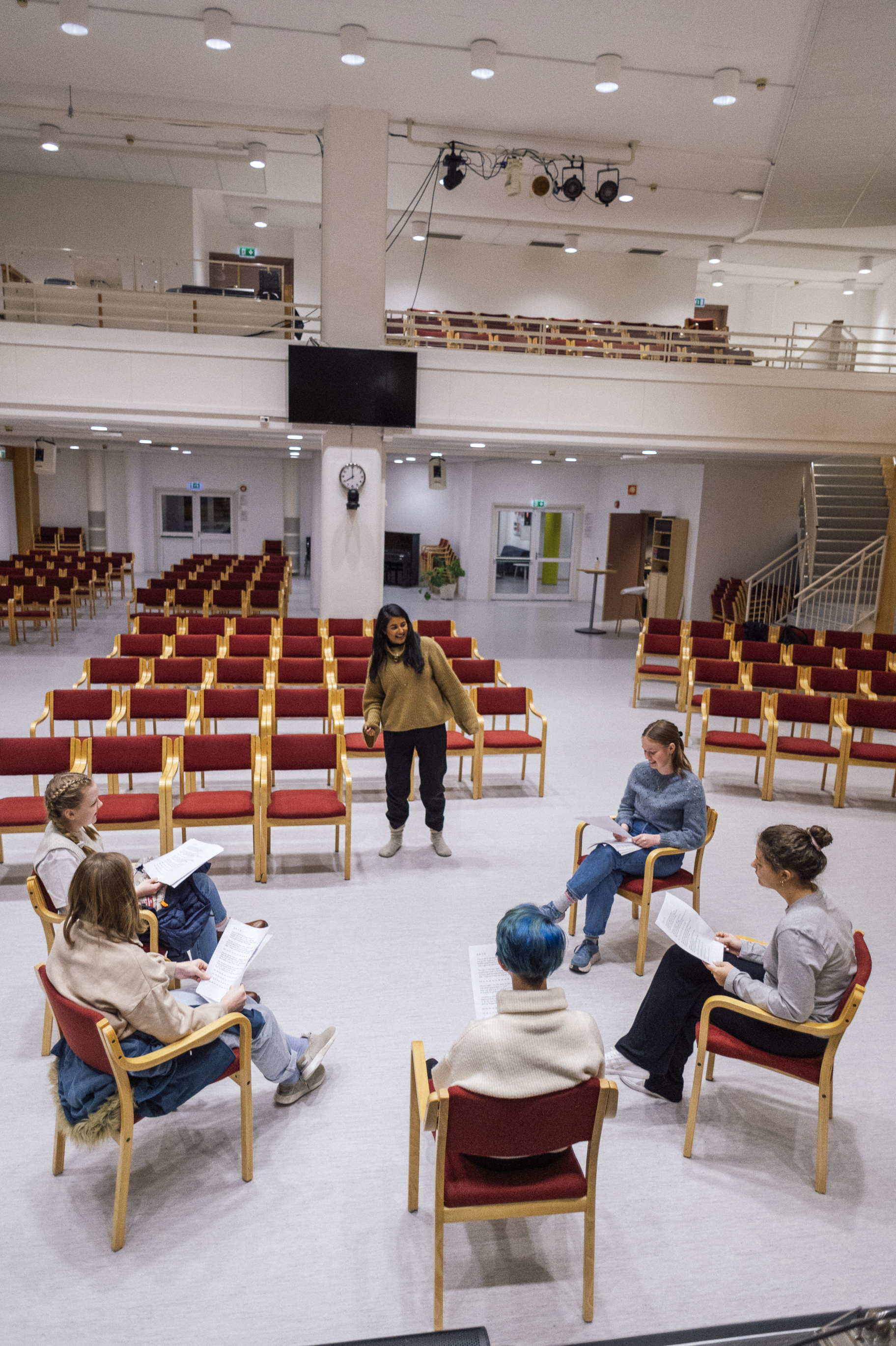 Tine sammen med 5 ungdommer i den store salen på korpset