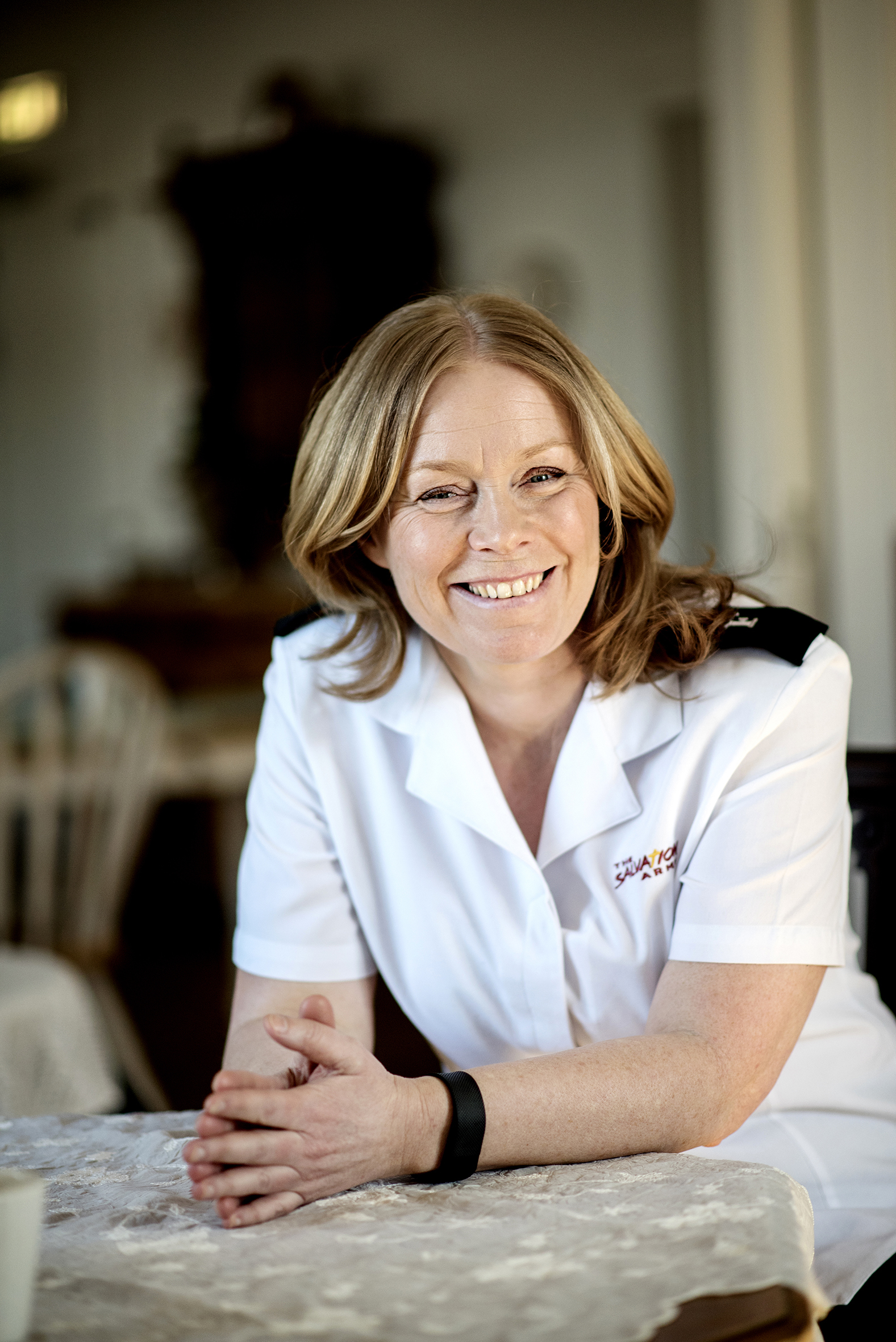 Et portrettbilde av Elin Herikstad. Hun har på seg Frelsesarmeens uniform og smiler til kamera