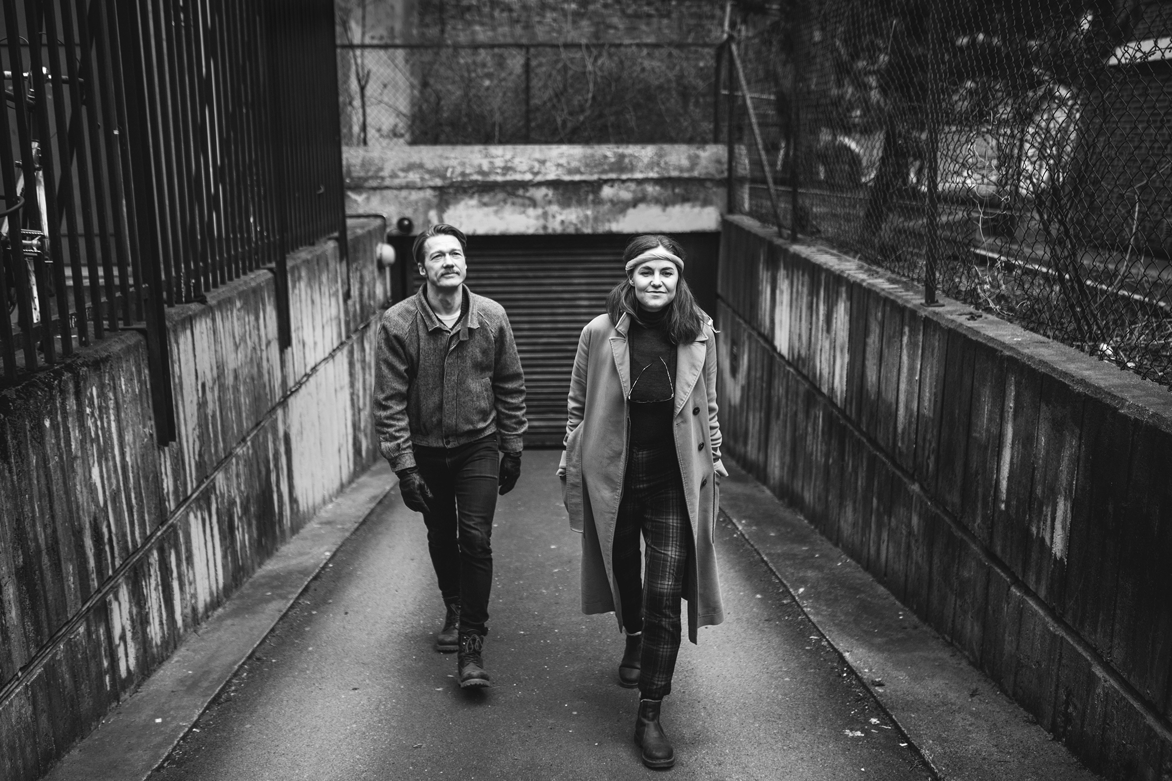 Mari Sandvær Kreken og Tor Egil Kreken går opp en asfaltert ved som leder ned mot en garasjeport