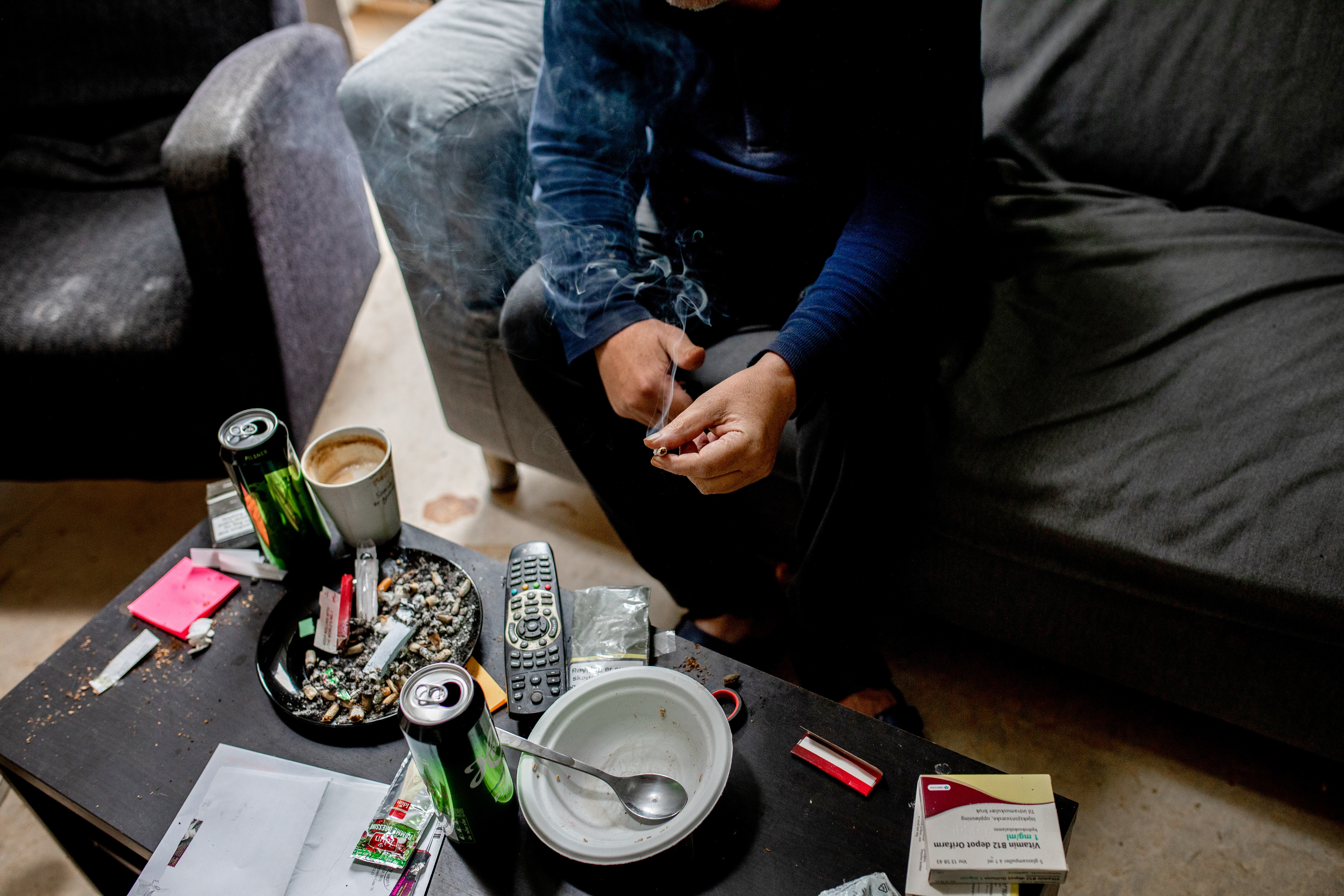 Gunnar bor i fjerde etasje, her har han besøk av hunden Kompis