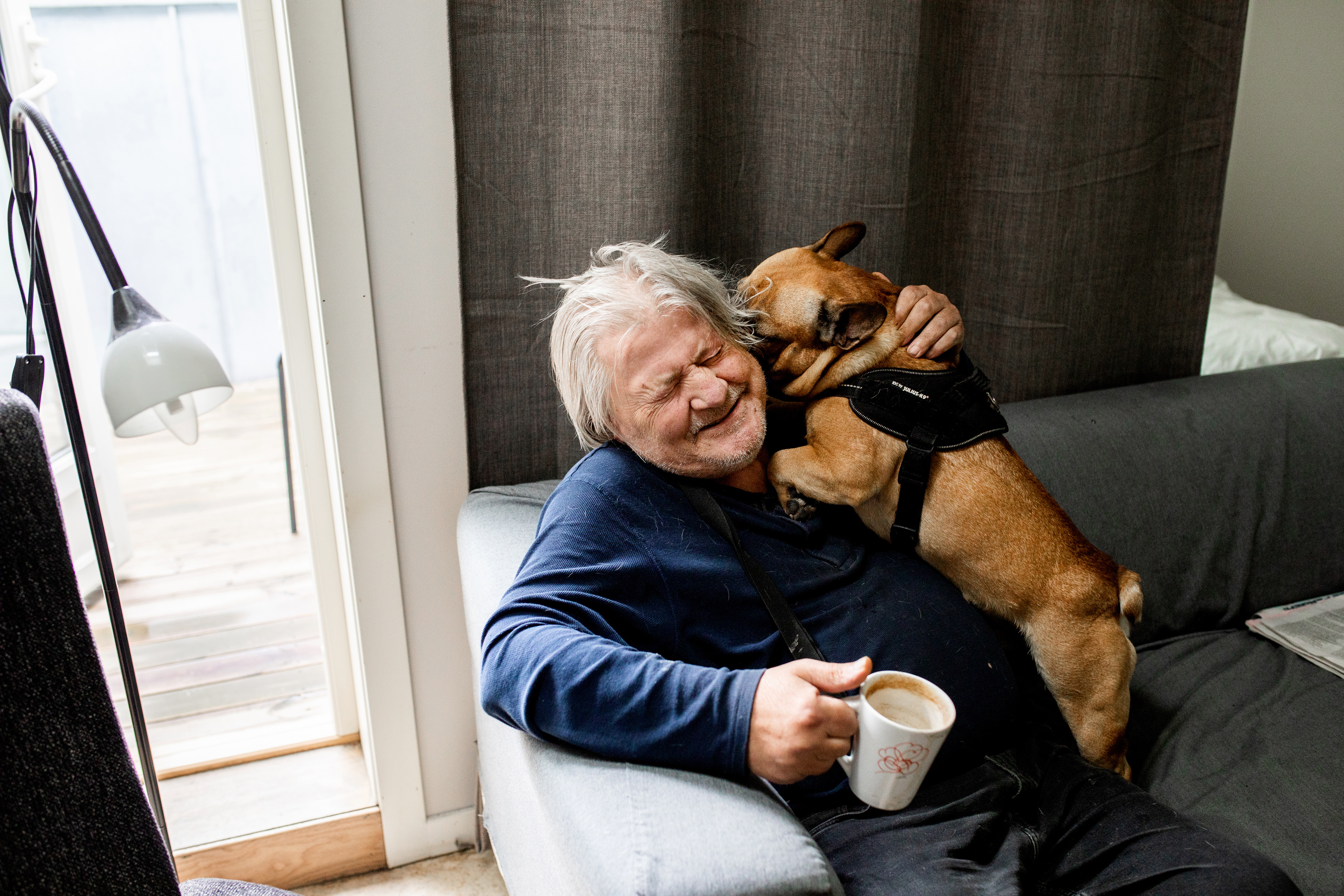 Gunnar bor i fjerde etasje, her har han besøk av hunden Kompis