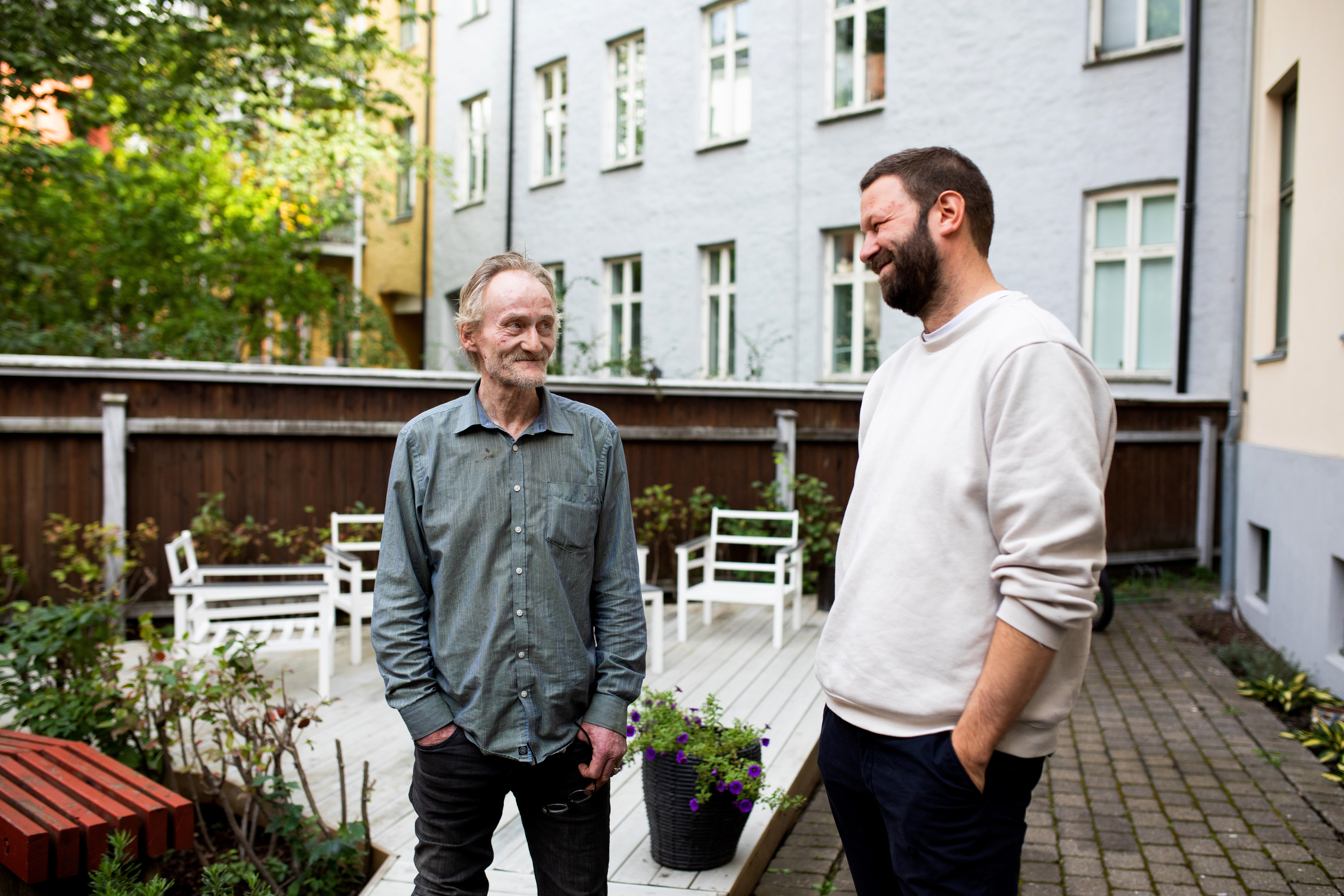 Magnus Glosli, miljøterapeut på Den åpne dør og beboer Knut slår av en prat i bakgården