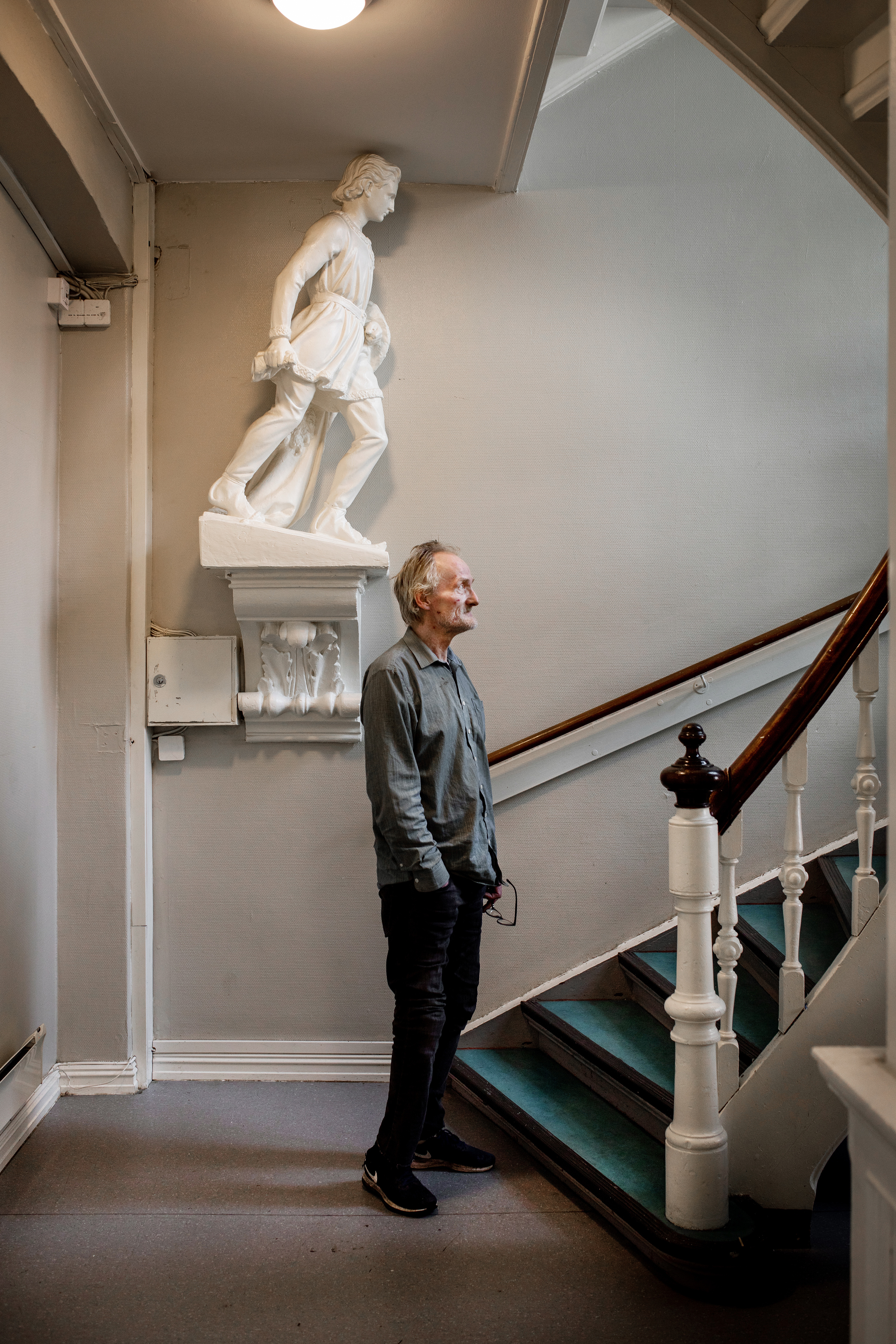 eboer Knut står i oppgangen på Den åpne dør.