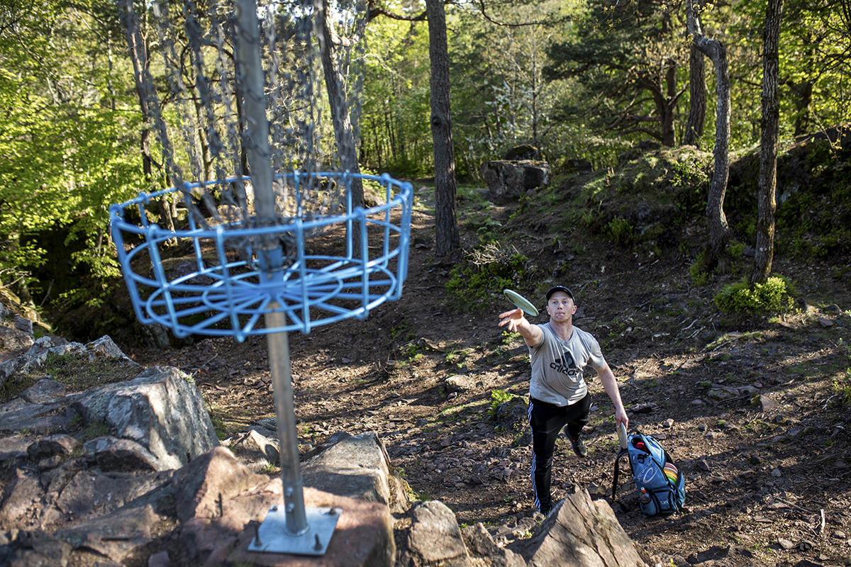Mann spiller frisbeegolf