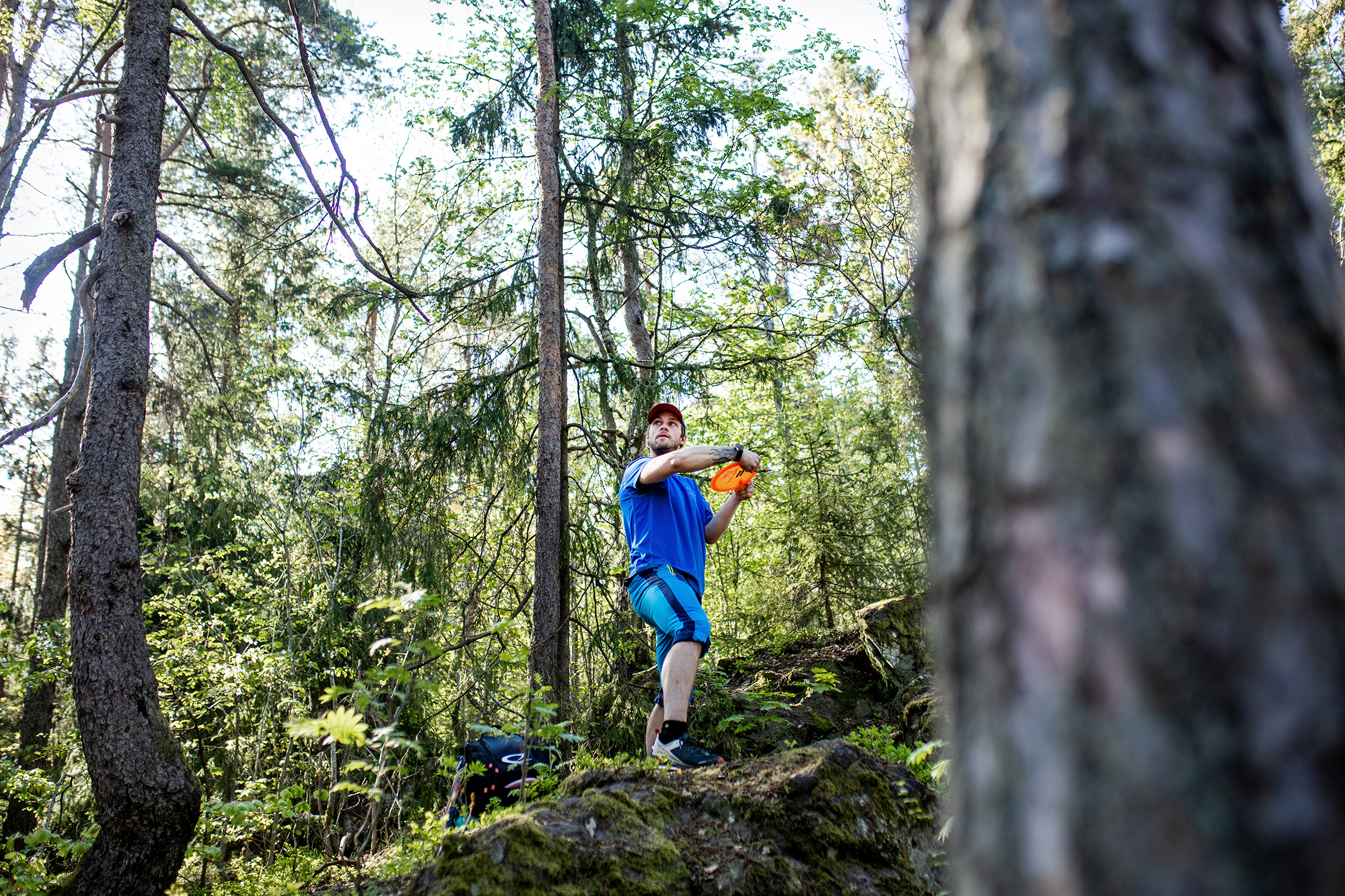En av spillerene viser frem en bag med discer, som er det eneste man trenger av utstyr