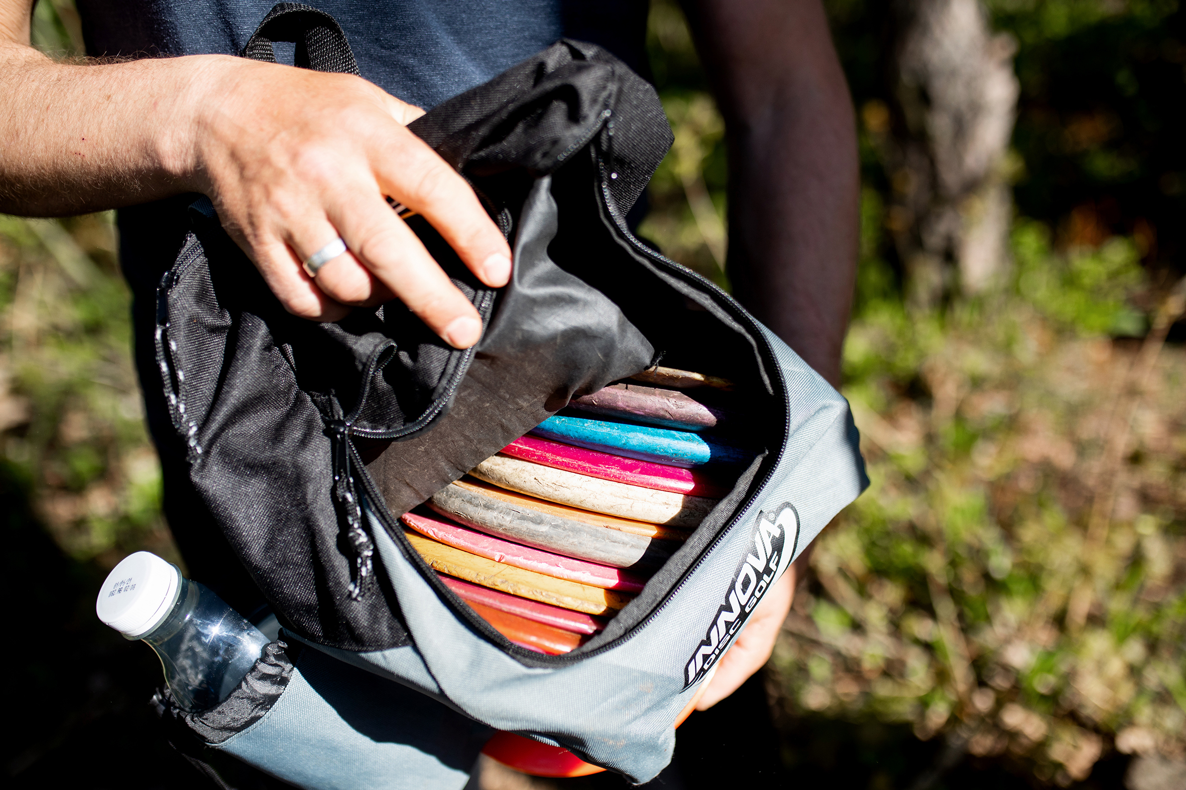 En av spillerene viser frem en bag med discer, som er det eneste man trenger av utstyr