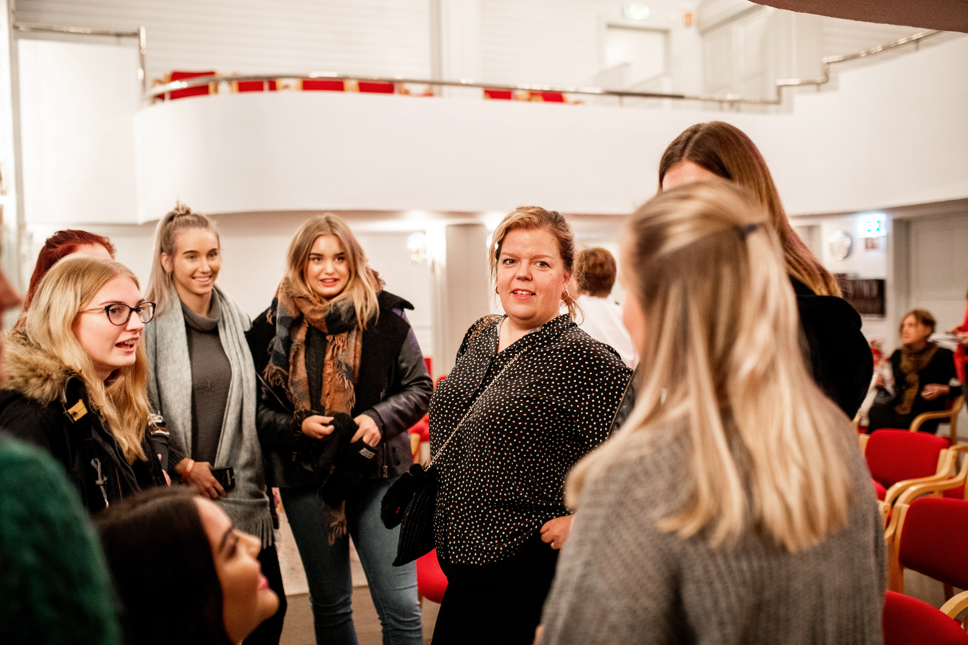 Else Kåss Furuseth snakker med elever fra Jeløy Folkehøyskole..