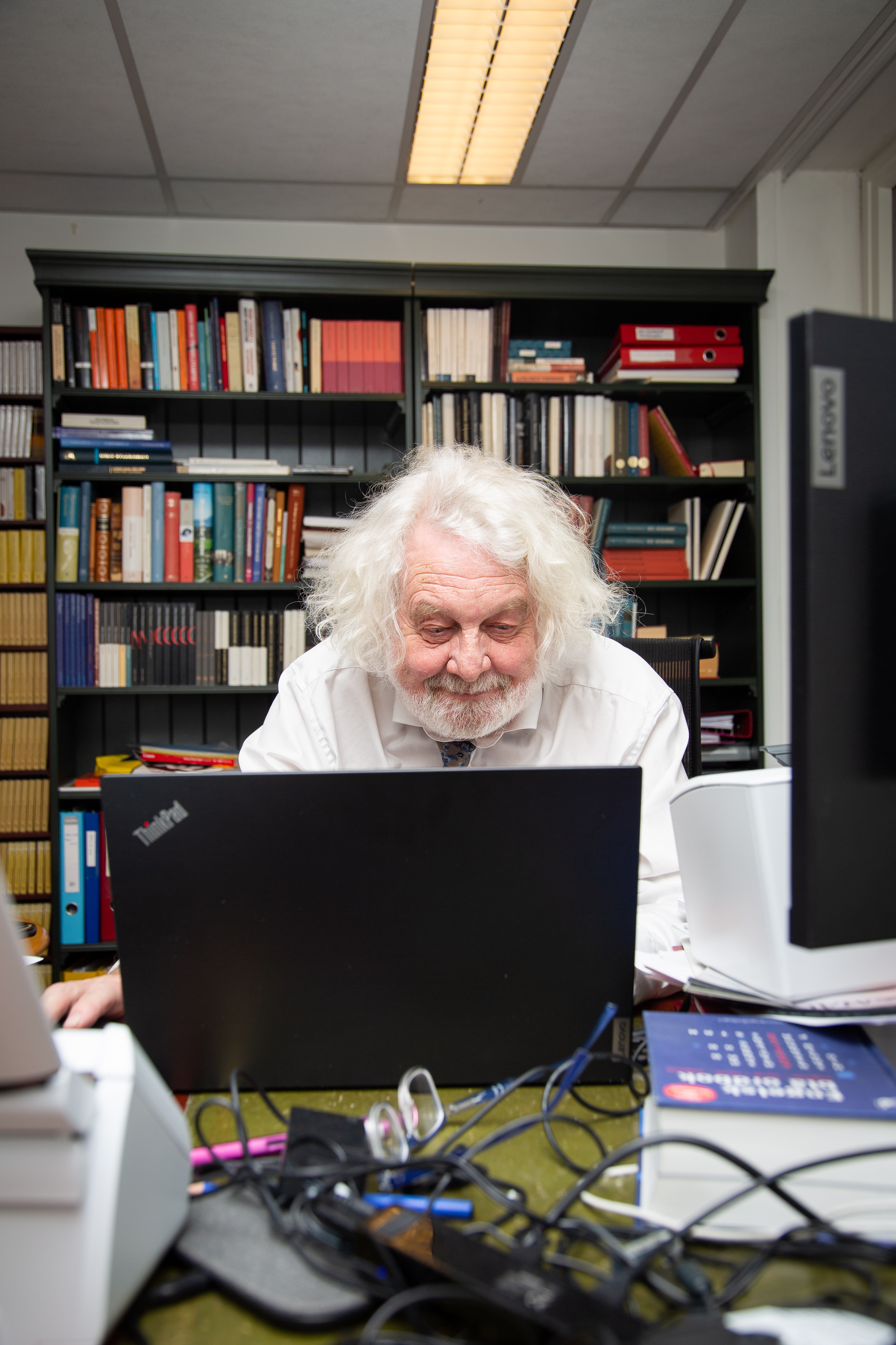 Edvard Hoem avbildet på kontorpulten sin på Majorstua.