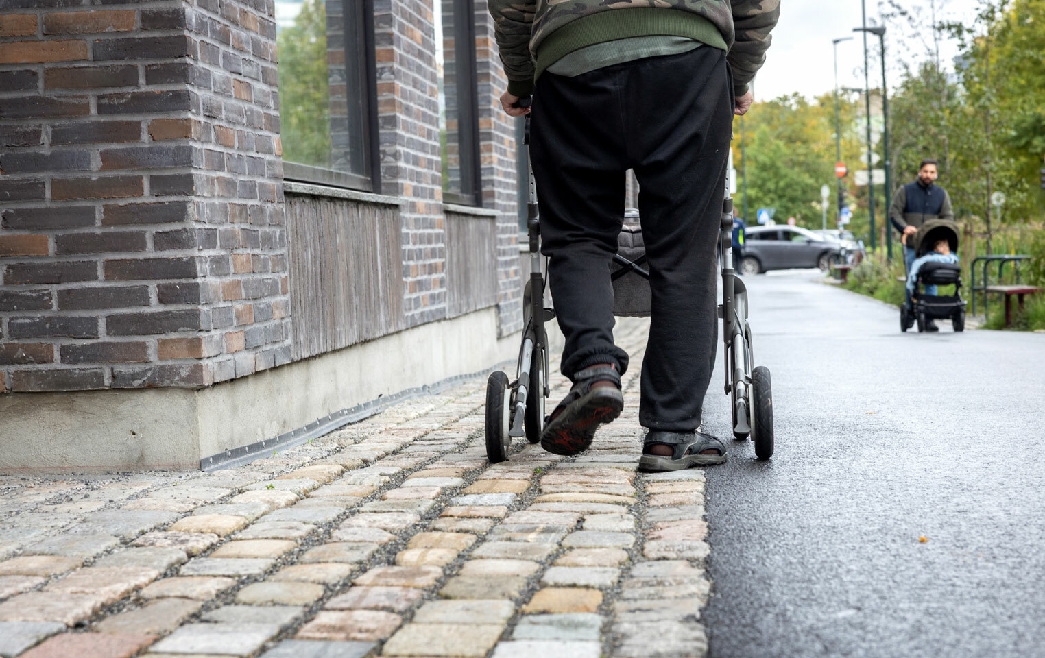Foto: Bein som går bortover bakover en rullator.