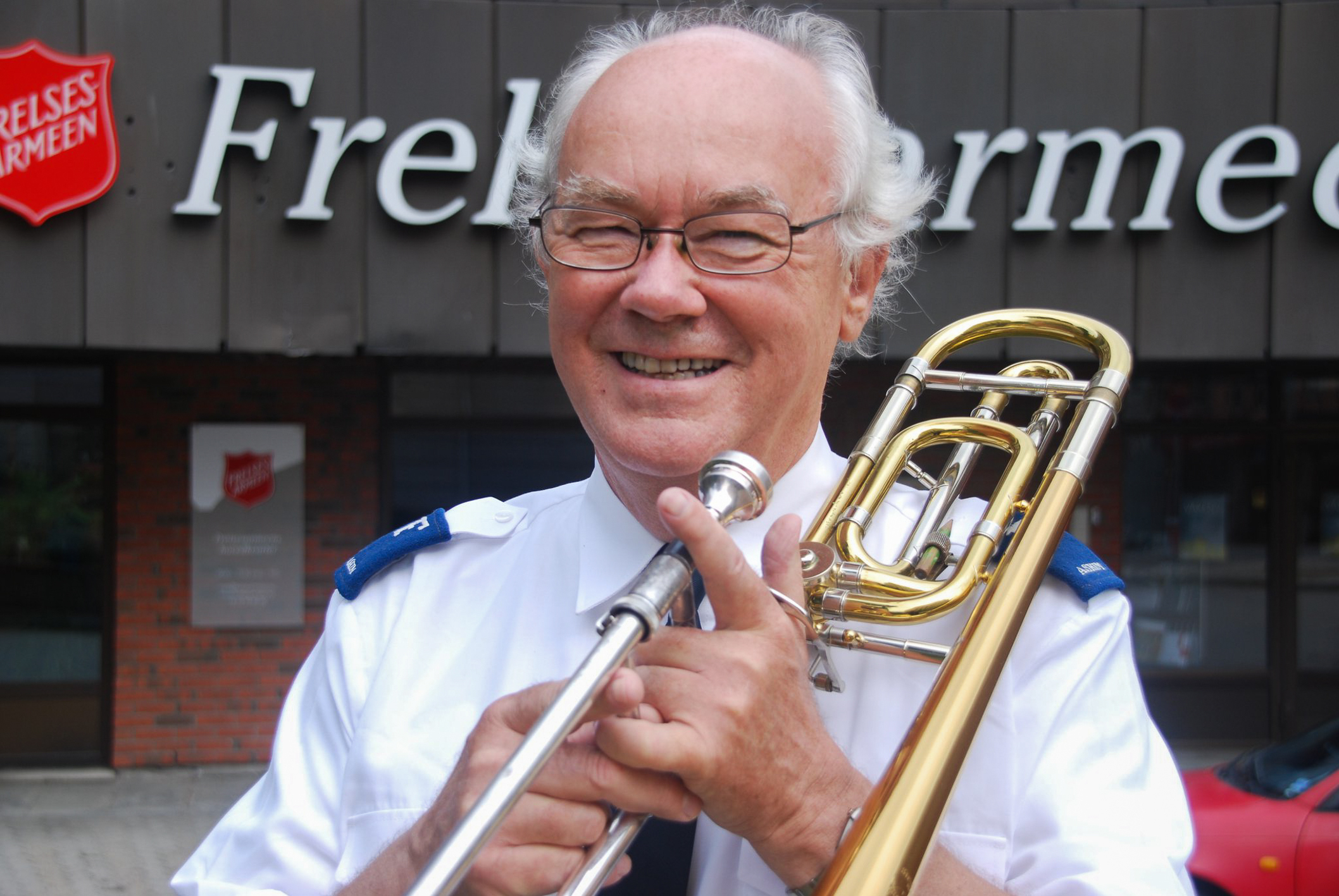 Eiliv utenfor Templet Eiliv Herikstad