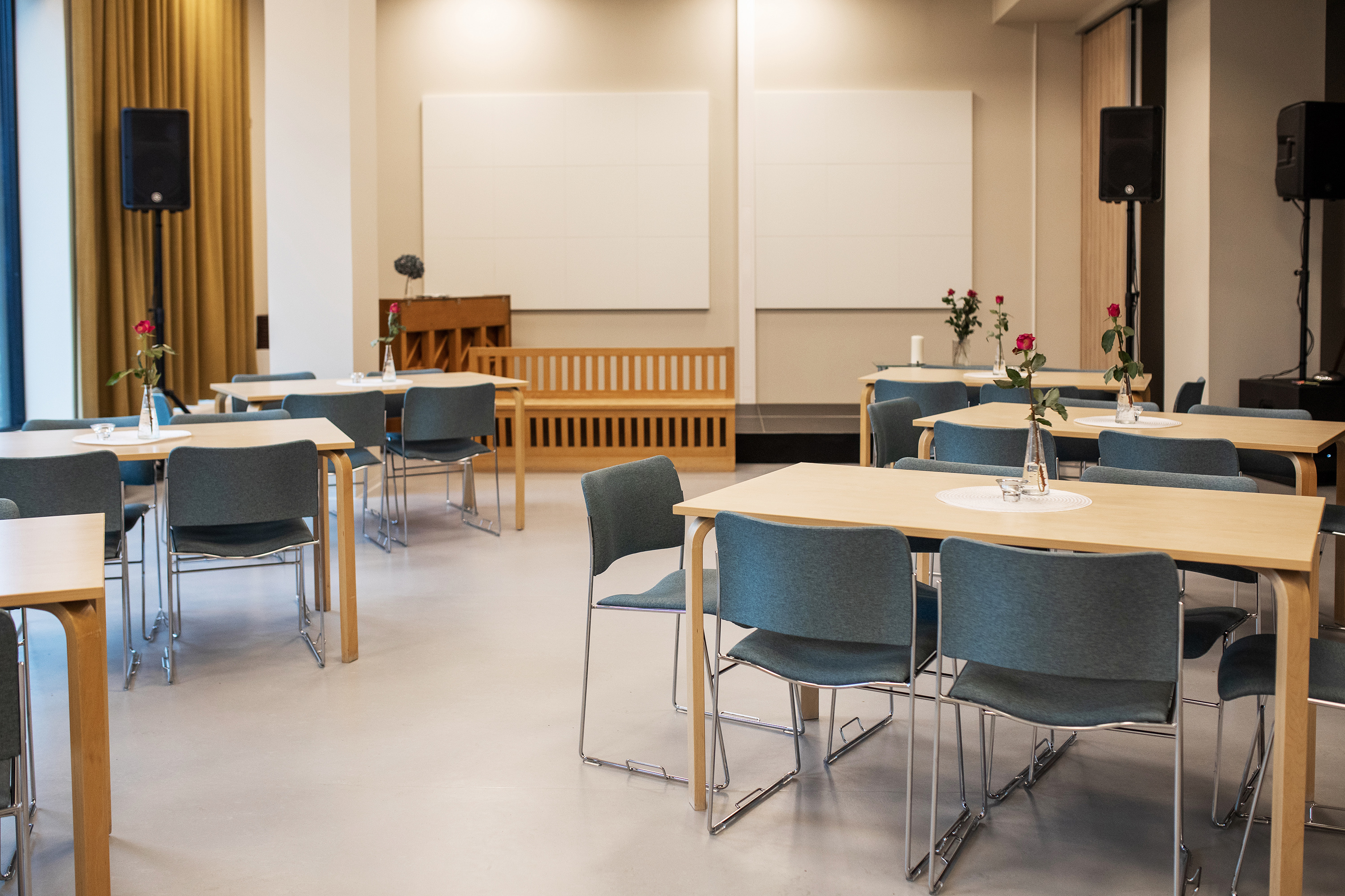 Dus blåfargede stoler, trehvite bord og okergule gardiner er fargepaletten i de nyoppussede lokalene til Frelsesarmeen i Lillestrøm.