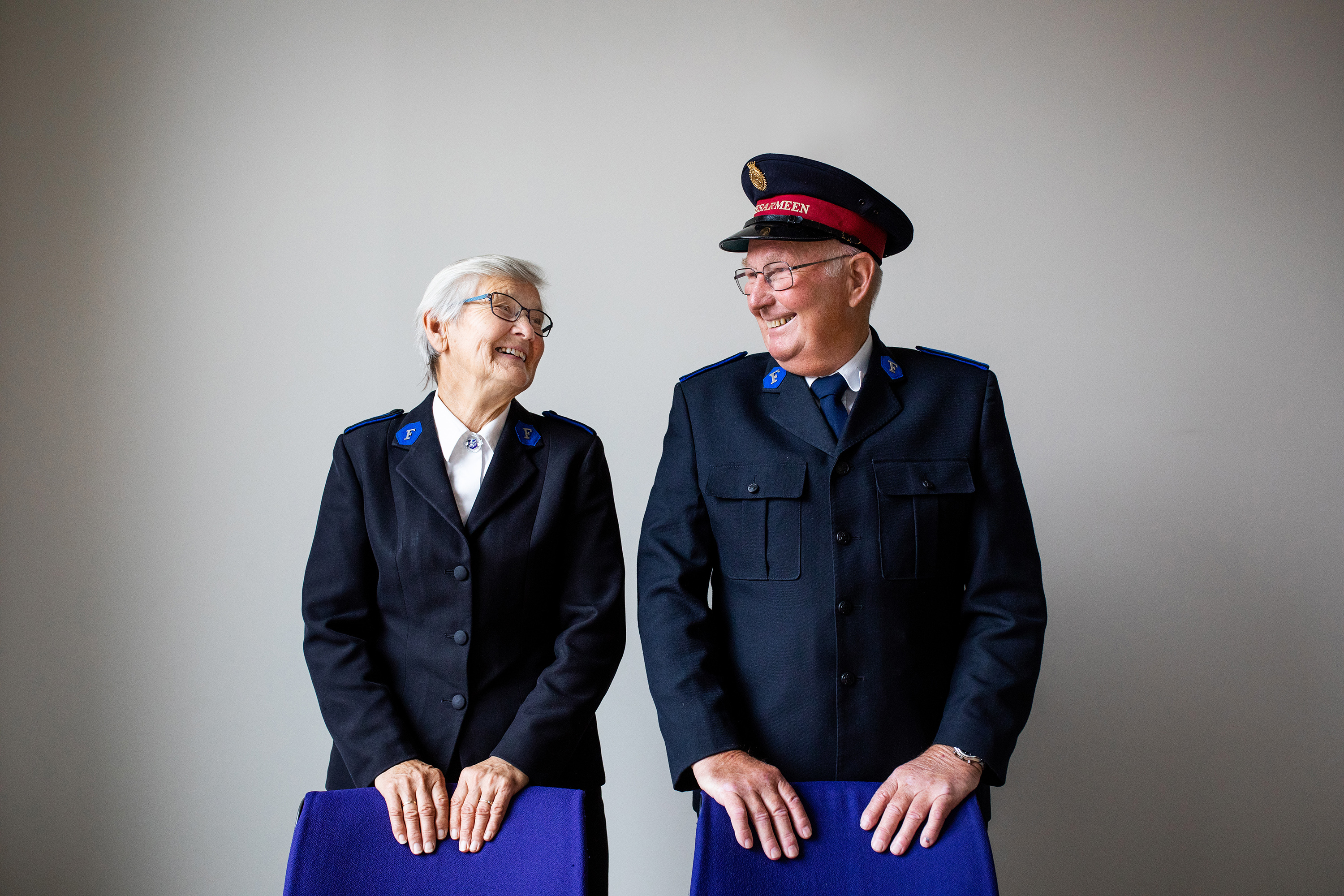 Beth og Endre Epland i uniform smiler fornøyd til hverandre