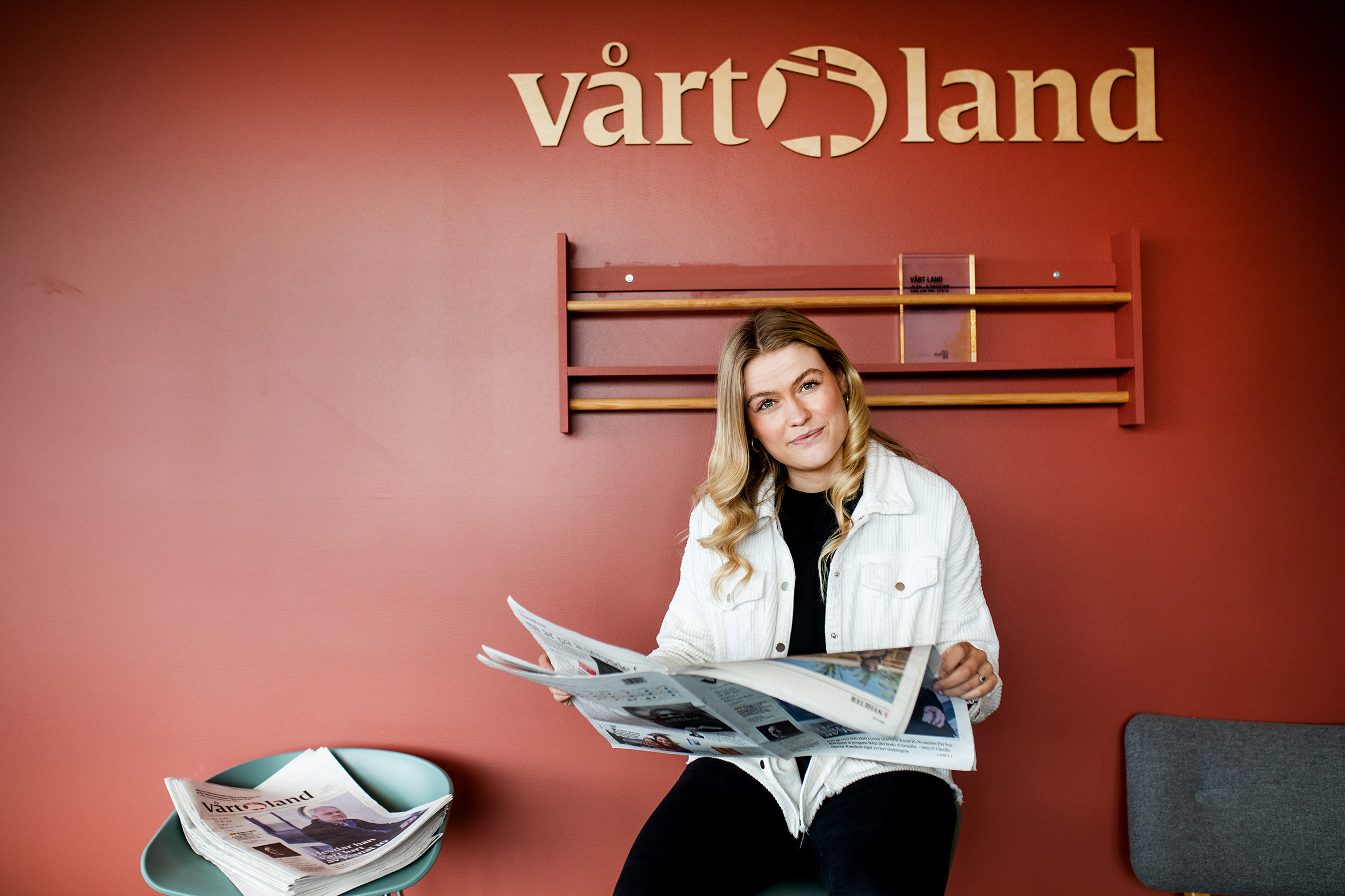 Elise Kruse sitter å leser Vårt Land