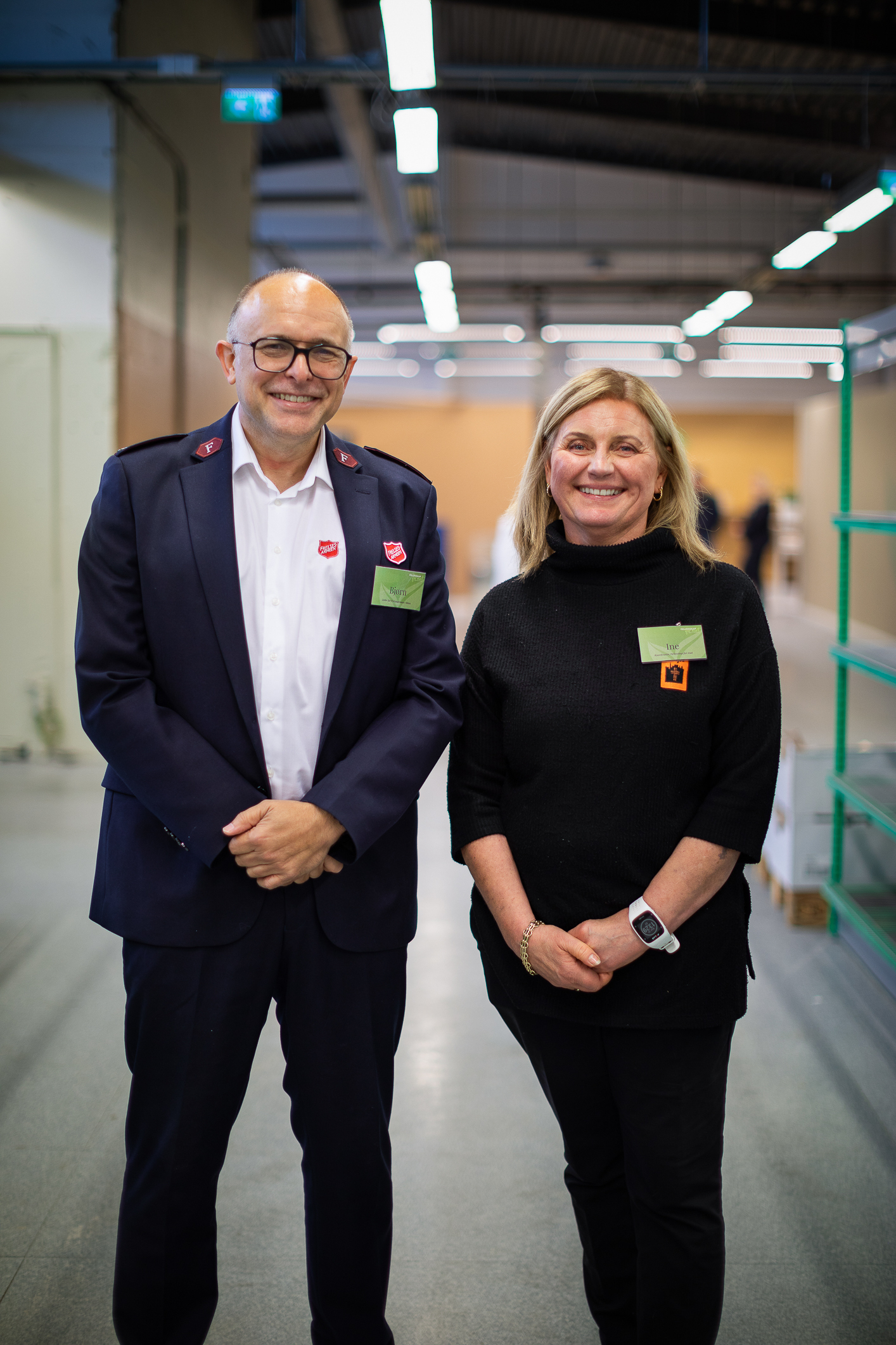 Bjørn Løvdahl, leder av Frelsesarmeen i Moss. står sammen med koordinator Ine Lindberg fra Kirkens Bymisjon i Norges første matutdelingsbutikk.