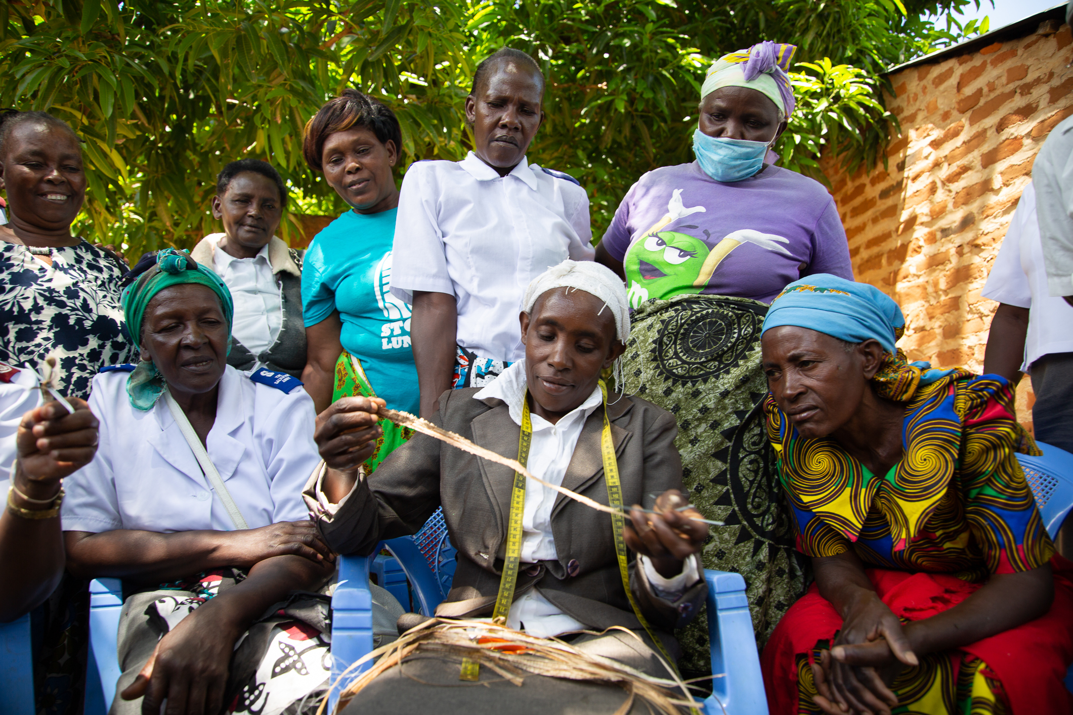 Mange kvinner sitter sammen og lager engler i naturmaterialer